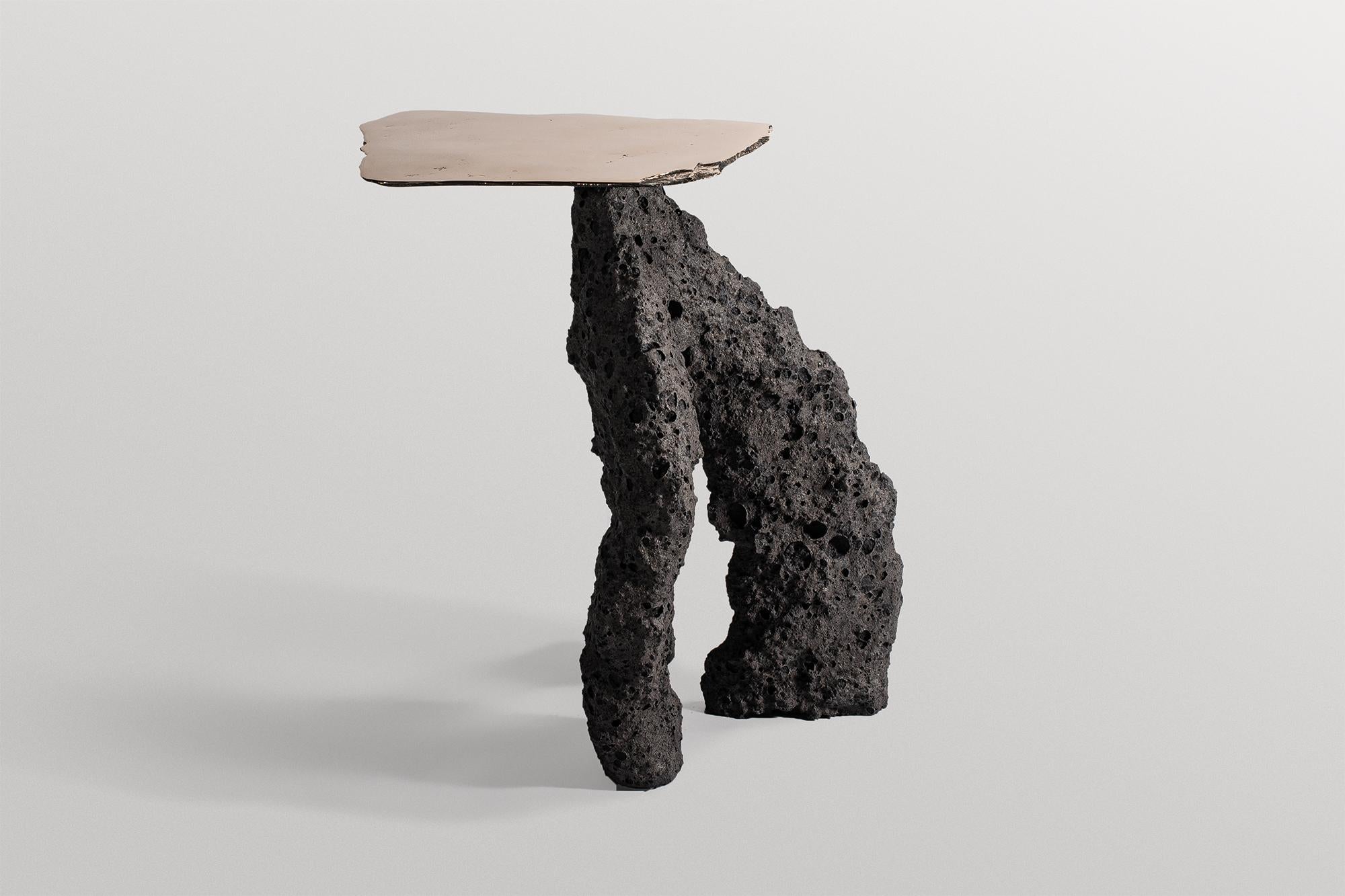 Zeitgenössischer schwarzgrauer keramischer dreibeiniger tisch, platte aus goldener bronze von Niclas Wolf im Zustand „Neu“ im Angebot in Geneve, CH