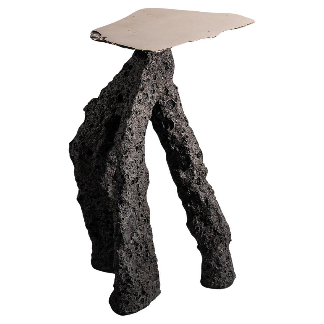 Mesa trípode contemporánea de cerámica gris negra, tapa de bronce dorado by Niclas Wolf