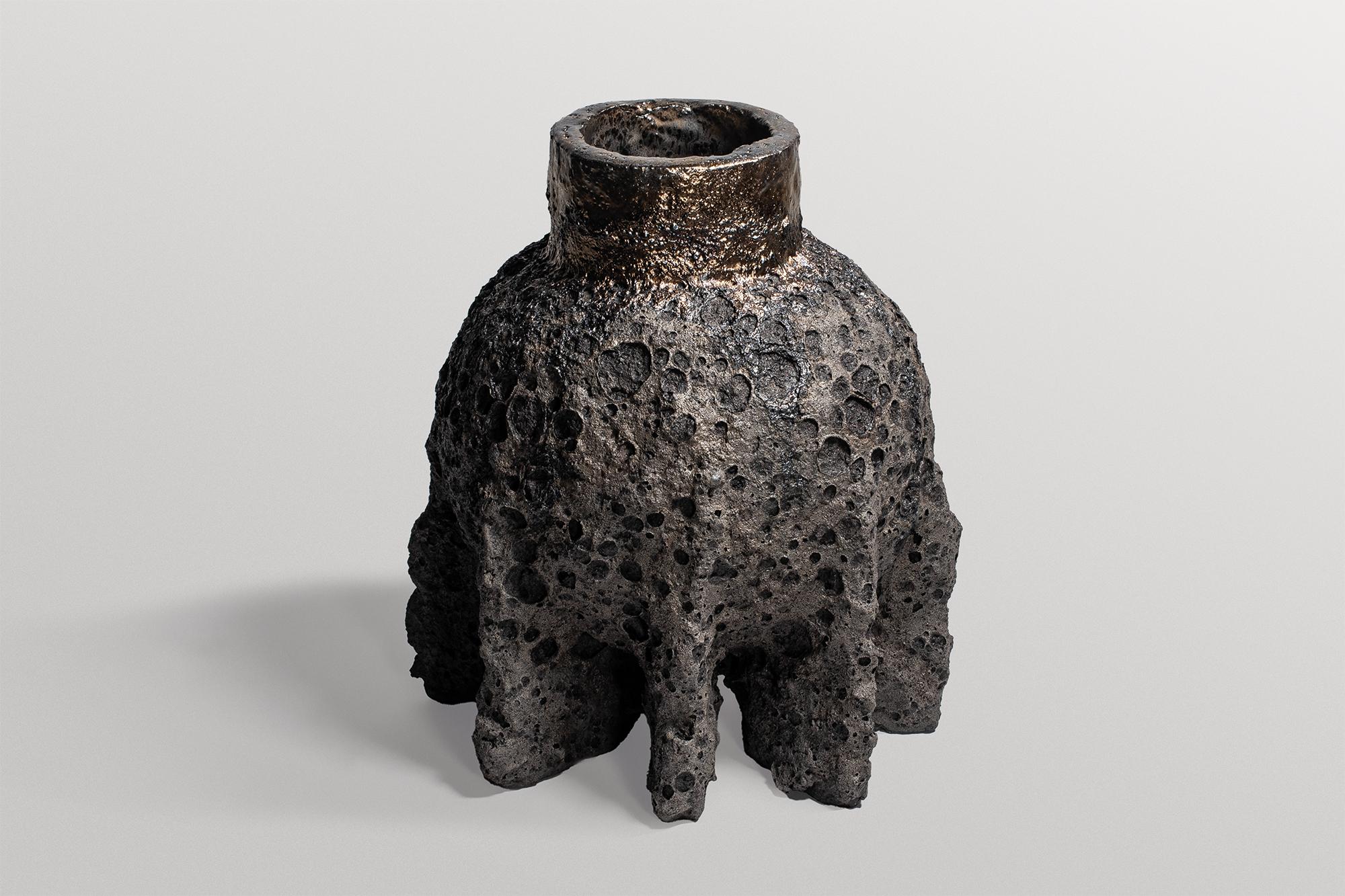 Vase en céramique Geoprimitive 129 de Niclas Wolf
Pièce unique.
Dimensions : Ø 35 x H 37 cm : Ø 35 x H 37 cm.
Matériaux : Céramique.

GEOPRIMITIVE_ est une série de dessins qui compare et relie les
Le Précambrien, la naissance de notre planète et la