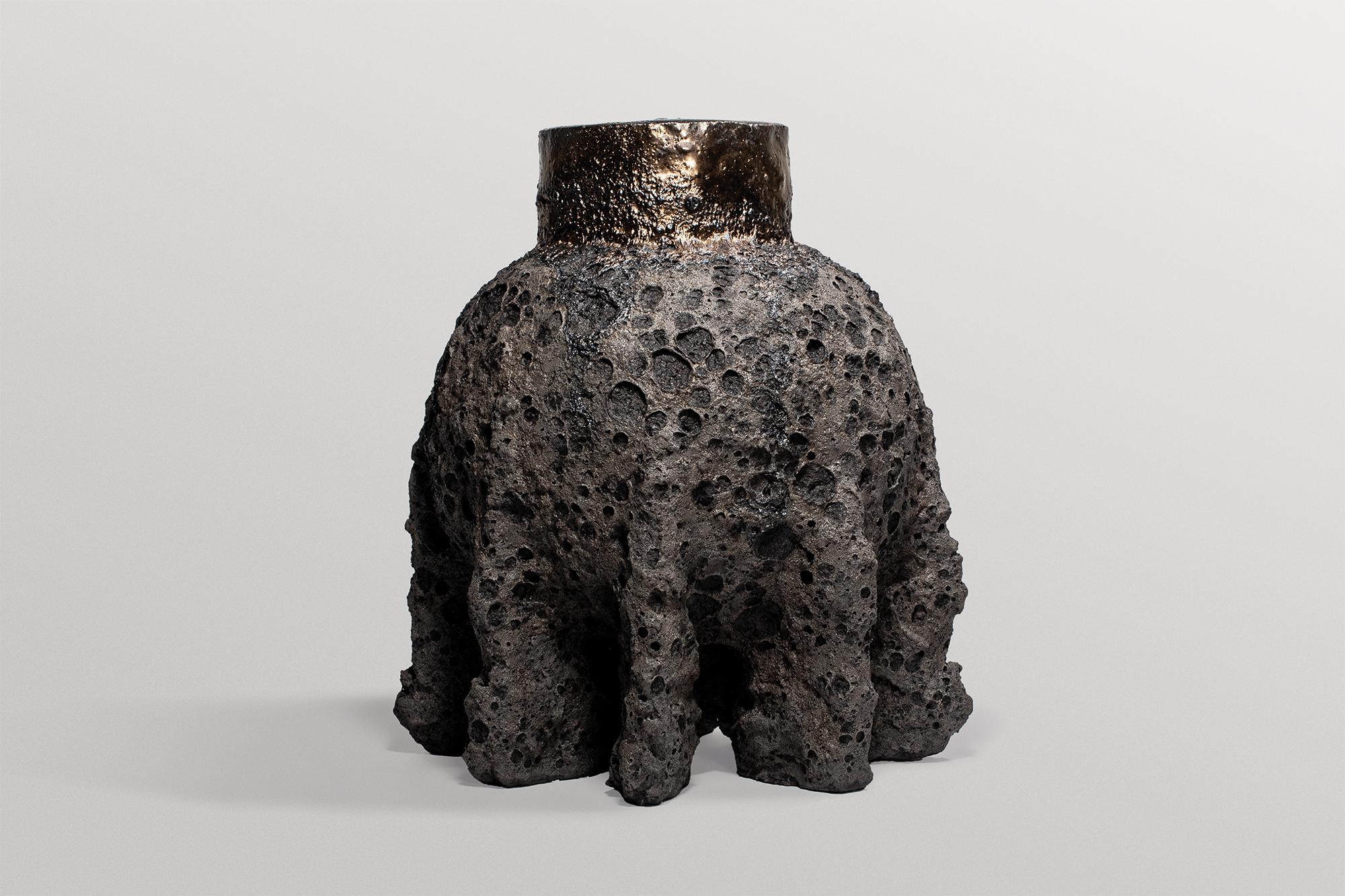 Postmoderne Vase contemporain en céramique gris foncé de forme organique brute par Niclas Wolf en vente