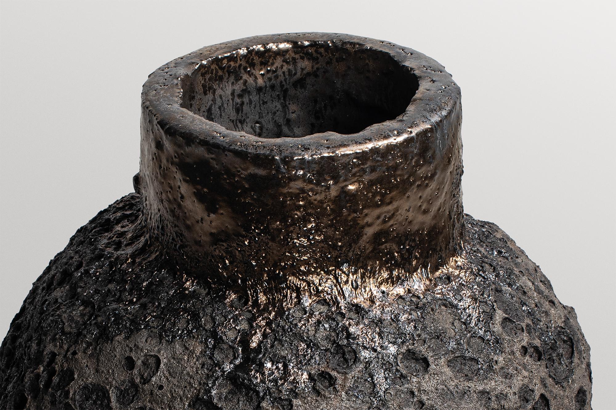 Allemand Vase contemporain en céramique gris foncé de forme organique brute par Niclas Wolf en vente