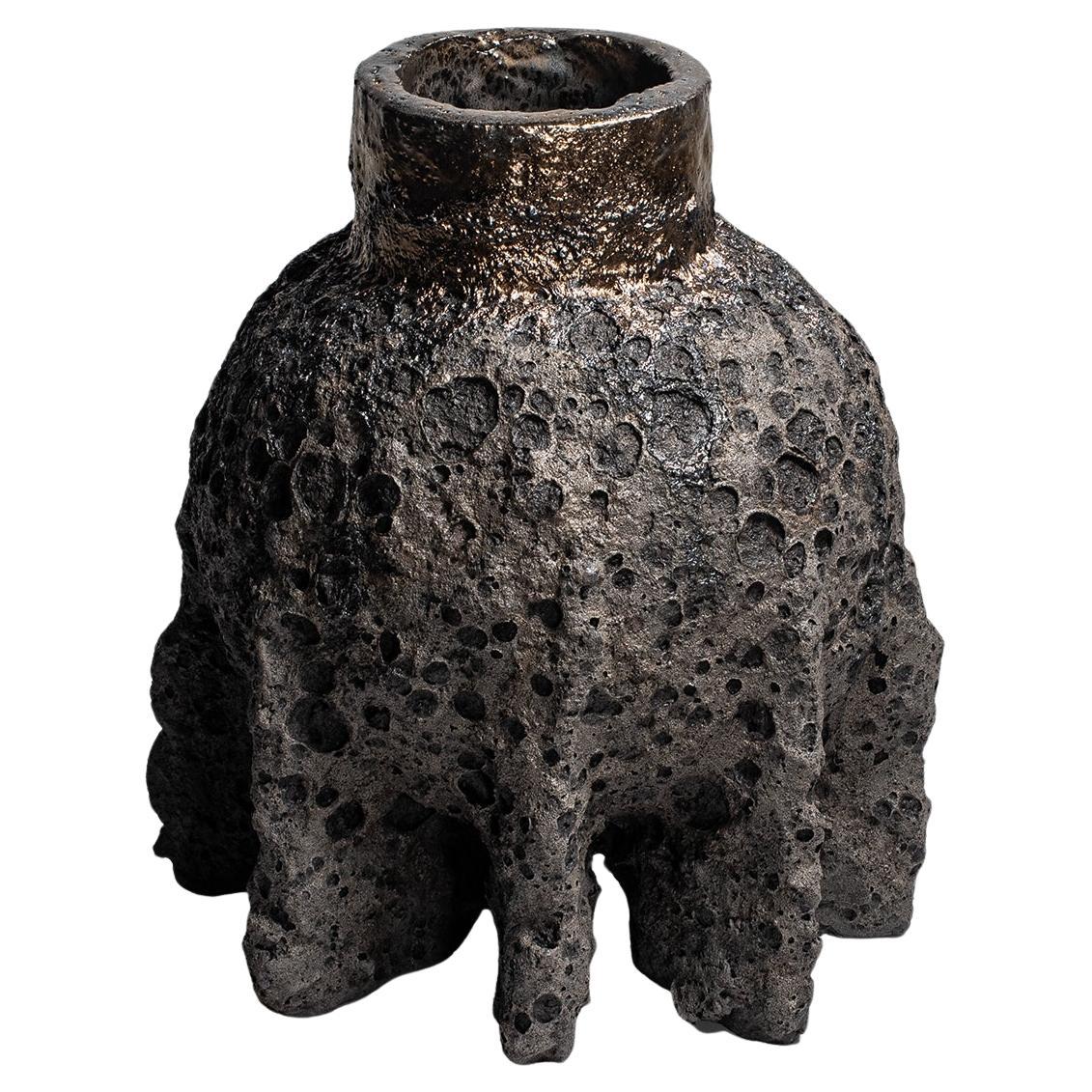 Vase contemporain en céramique gris foncé de forme organique brute par Niclas Wolf