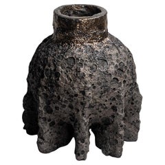 Jarrón contemporáneo de cerámica gris oscuro, de forma orgánica y rugosa, de Niclas Wolf