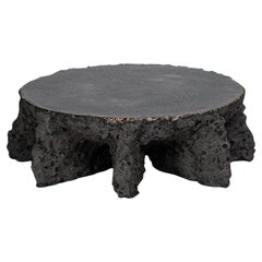 Plato Escultura Contemporánea de Cerámica Gris Oscura, Forma Rugosa, de Niclas Wolf