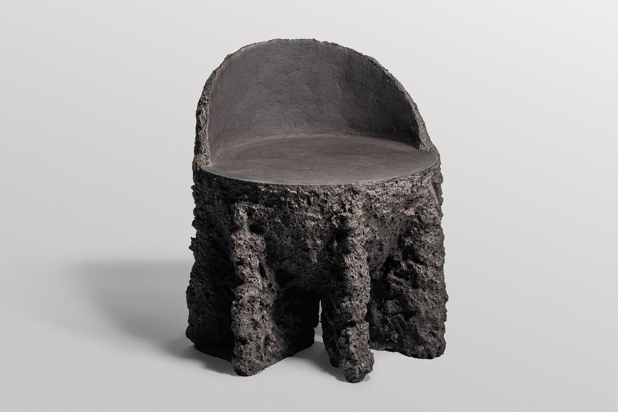 Geoprimitive 131 Armchair by Niclas Wolf
Pièce unique.
Dimensions : Ø 61 x H 65 cm : Ø 61 x H 65 cm.
Matériaux : Céramique.

GEOPRIMITIVE_ est une série de dessins qui compare et relie les
Le Précambrien, la naissance de notre planète et la géologie