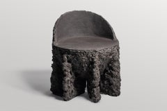 Forme organique brute, fauteuil contemporain en céramique gris foncé par Niclas Wolf
