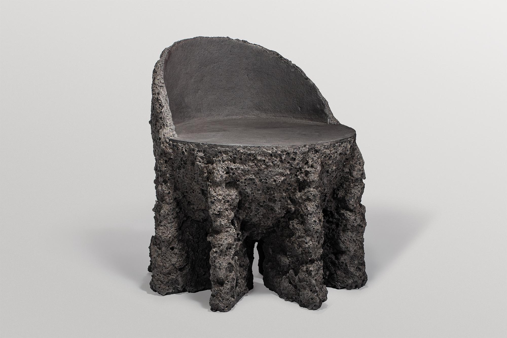 Postmoderne Forme organique brute, fauteuil contemporain en céramique gris foncé par Niclas Wolf en vente