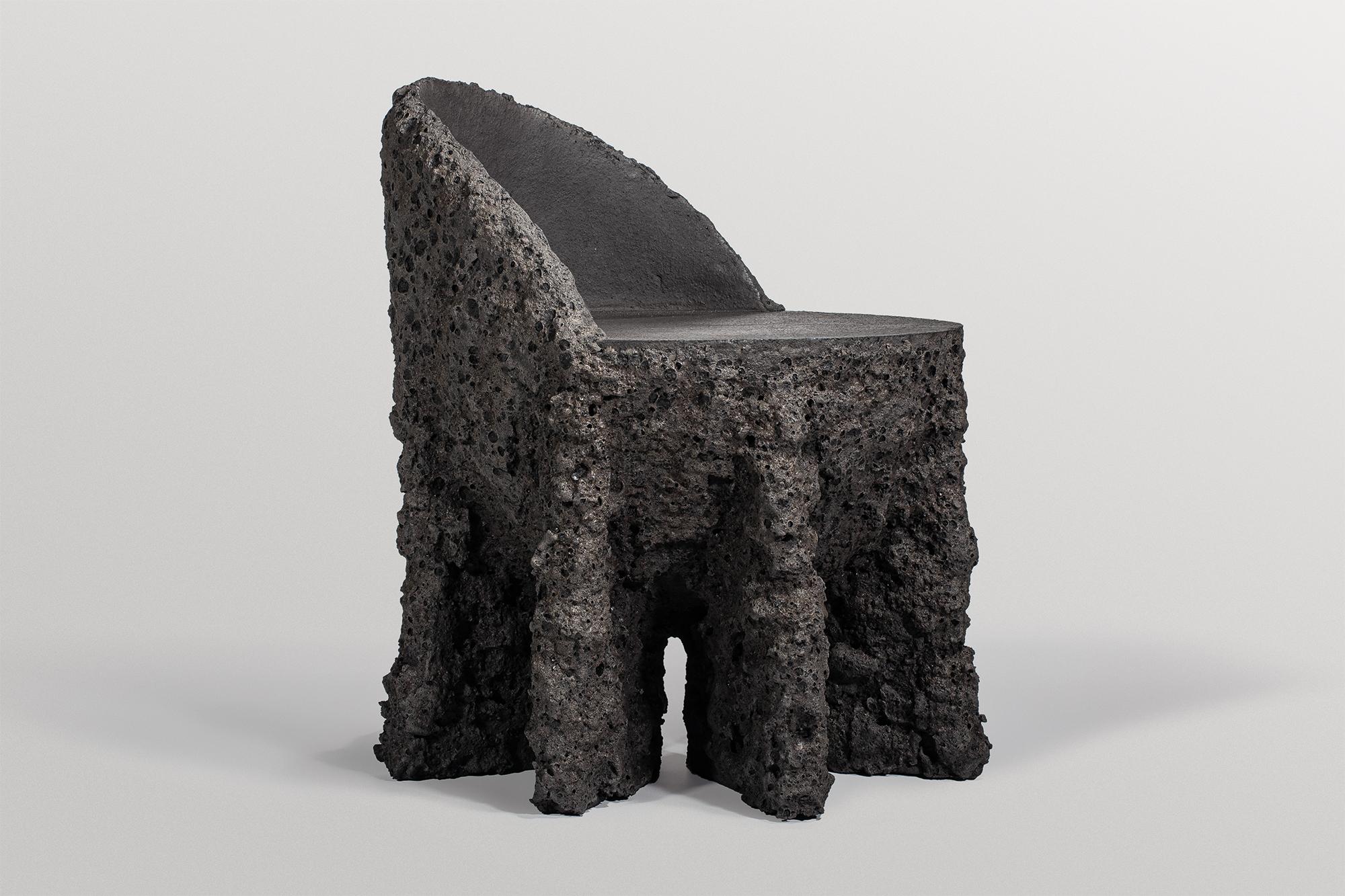 Allemand Forme organique brute, fauteuil contemporain en céramique gris foncé par Niclas Wolf en vente