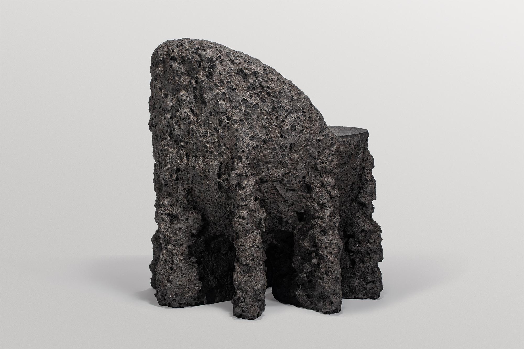 Autre Forme organique brute, fauteuil contemporain en céramique gris foncé par Niclas Wolf en vente