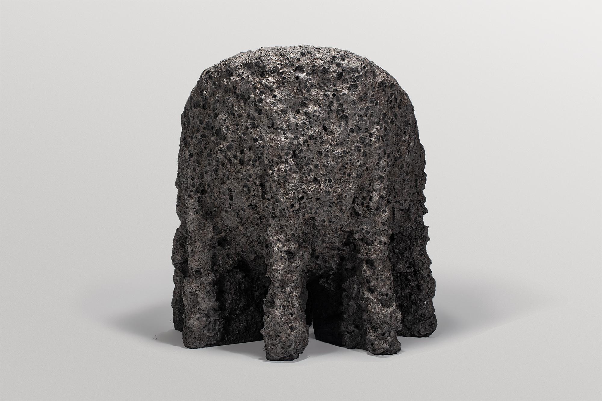 Forme organique brute, fauteuil contemporain en céramique gris foncé par Niclas Wolf Neuf - En vente à Geneve, CH