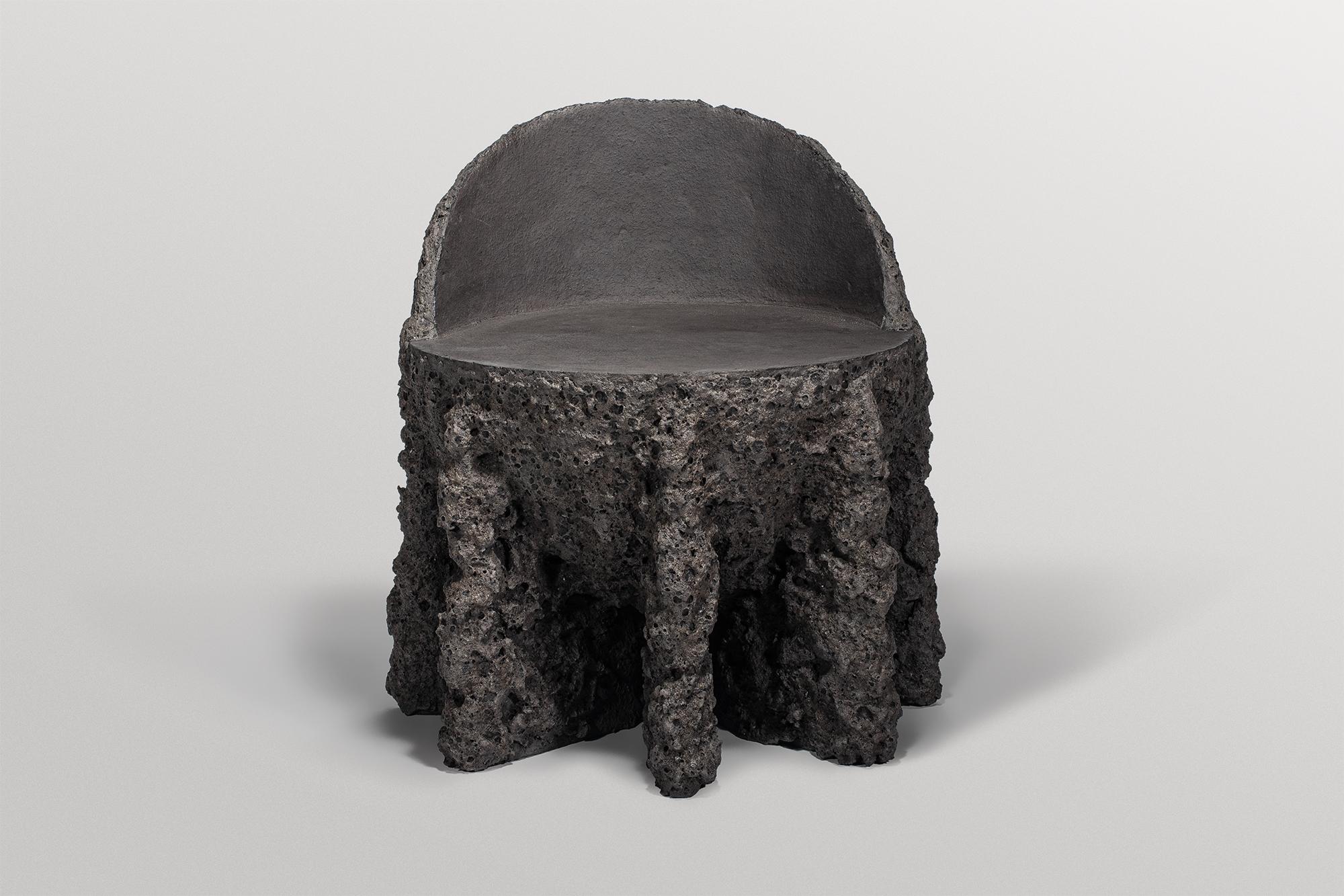 XXIe siècle et contemporain Forme organique brute, fauteuil contemporain en céramique gris foncé par Niclas Wolf en vente