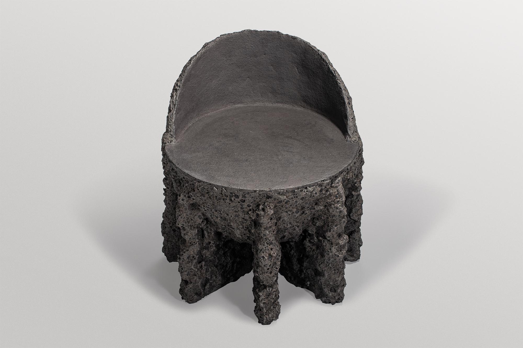 Céramique Forme organique brute, fauteuil contemporain en céramique gris foncé par Niclas Wolf en vente