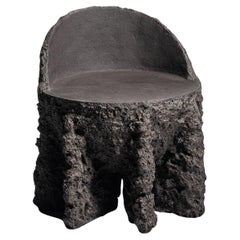 Forma orgánica rugosa, Sillón contemporáneo de cerámica gris oscuro de Niclas Wolf