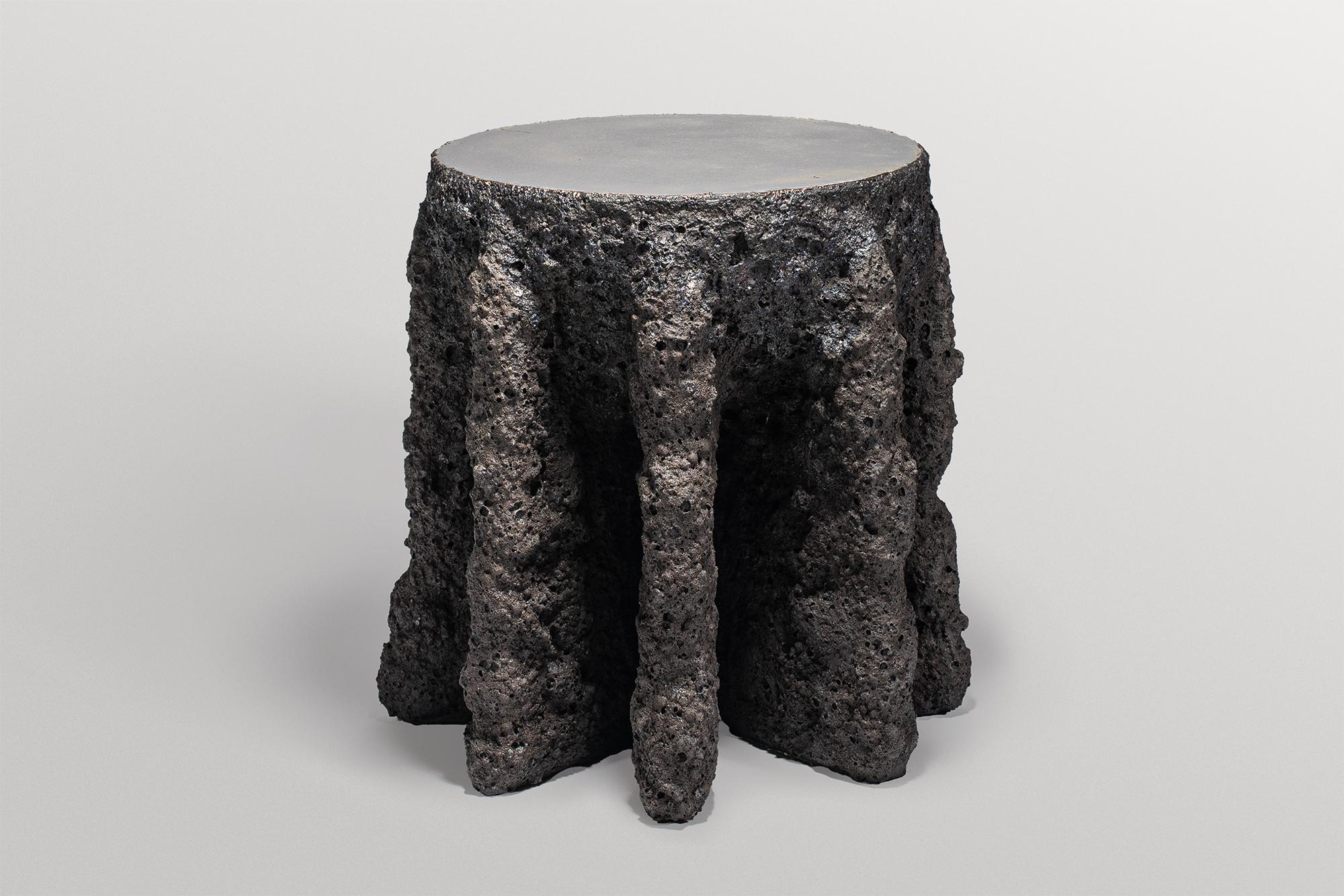 Mesa auxiliar Geoprimitive 133 de Niclas Wolf
Pieza única.
Dimensiones: Ø 40 x A 44,5 cm.
Materiales: Cerámica.

GEOPRIMITIVE_ es una serie de diseños que compara y conecta las
Precámbrico, el nacimiento de nuestro planeta y la geología actual
era