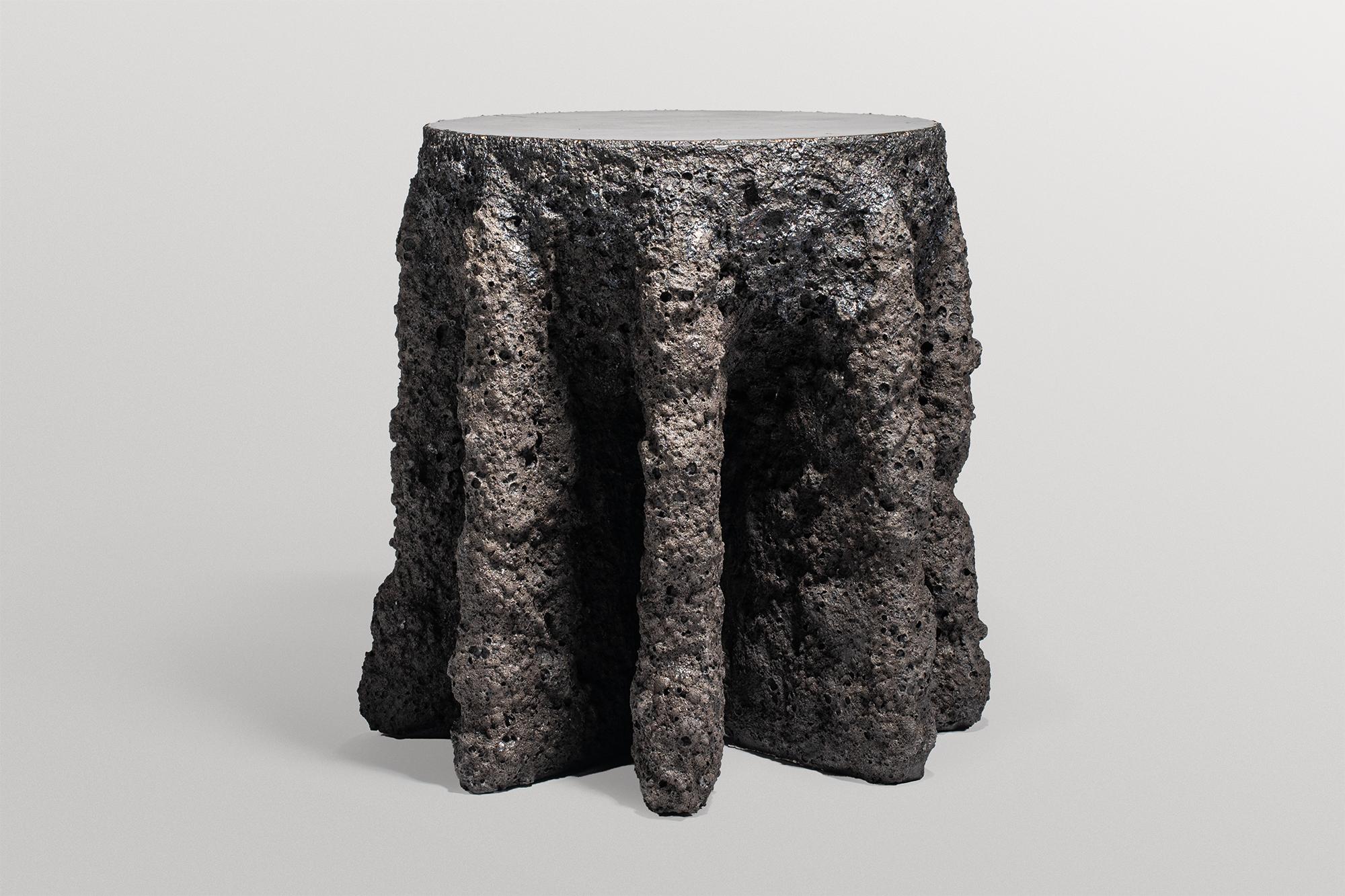 Mesa auxiliar mediana contemporánea de cerámica gris oscuro y forma rugosa de Niclas Wolf Posmoderno en venta