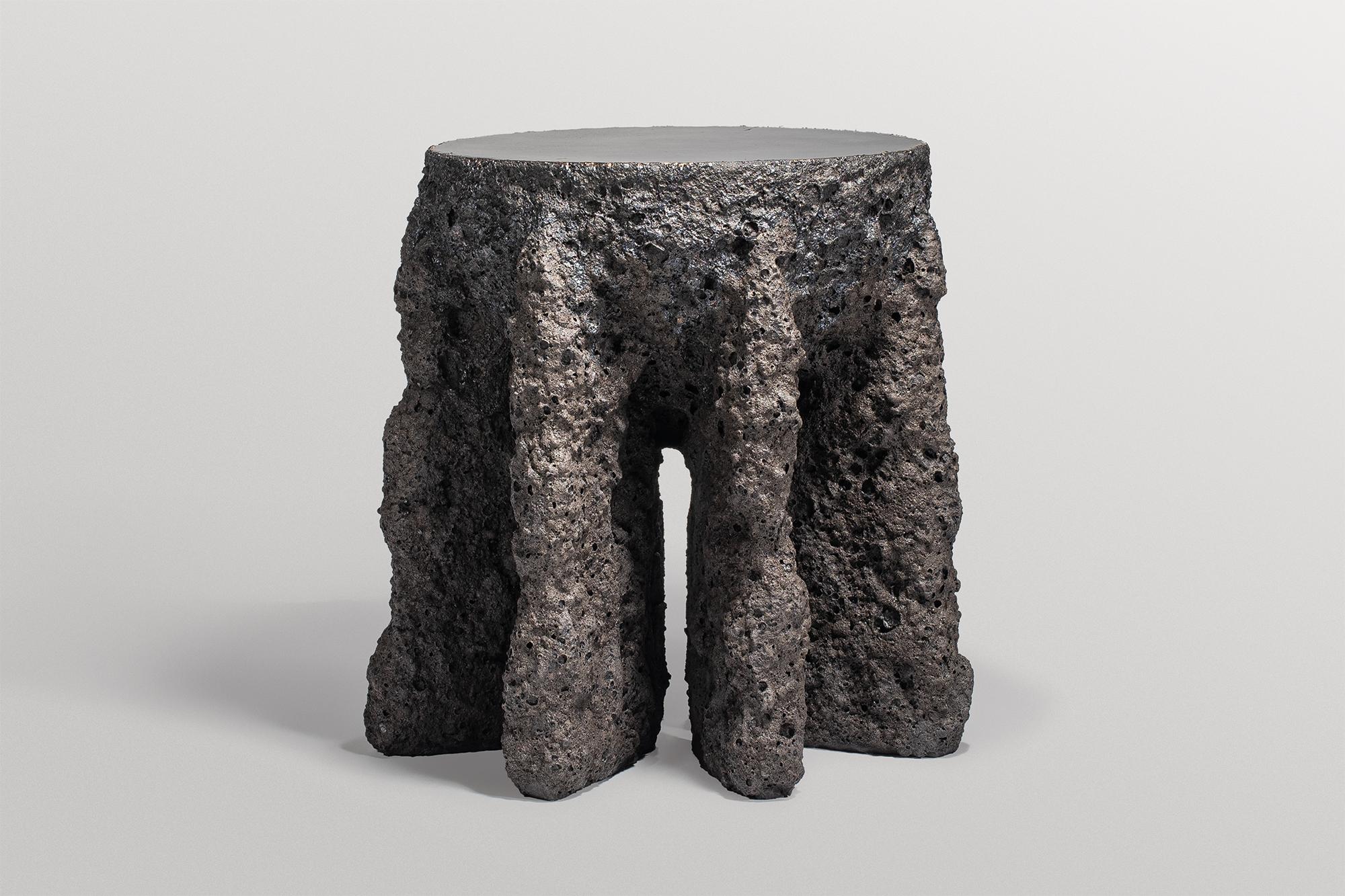 Mesa auxiliar mediana contemporánea de cerámica gris oscuro y forma rugosa de Niclas Wolf Alemán en venta
