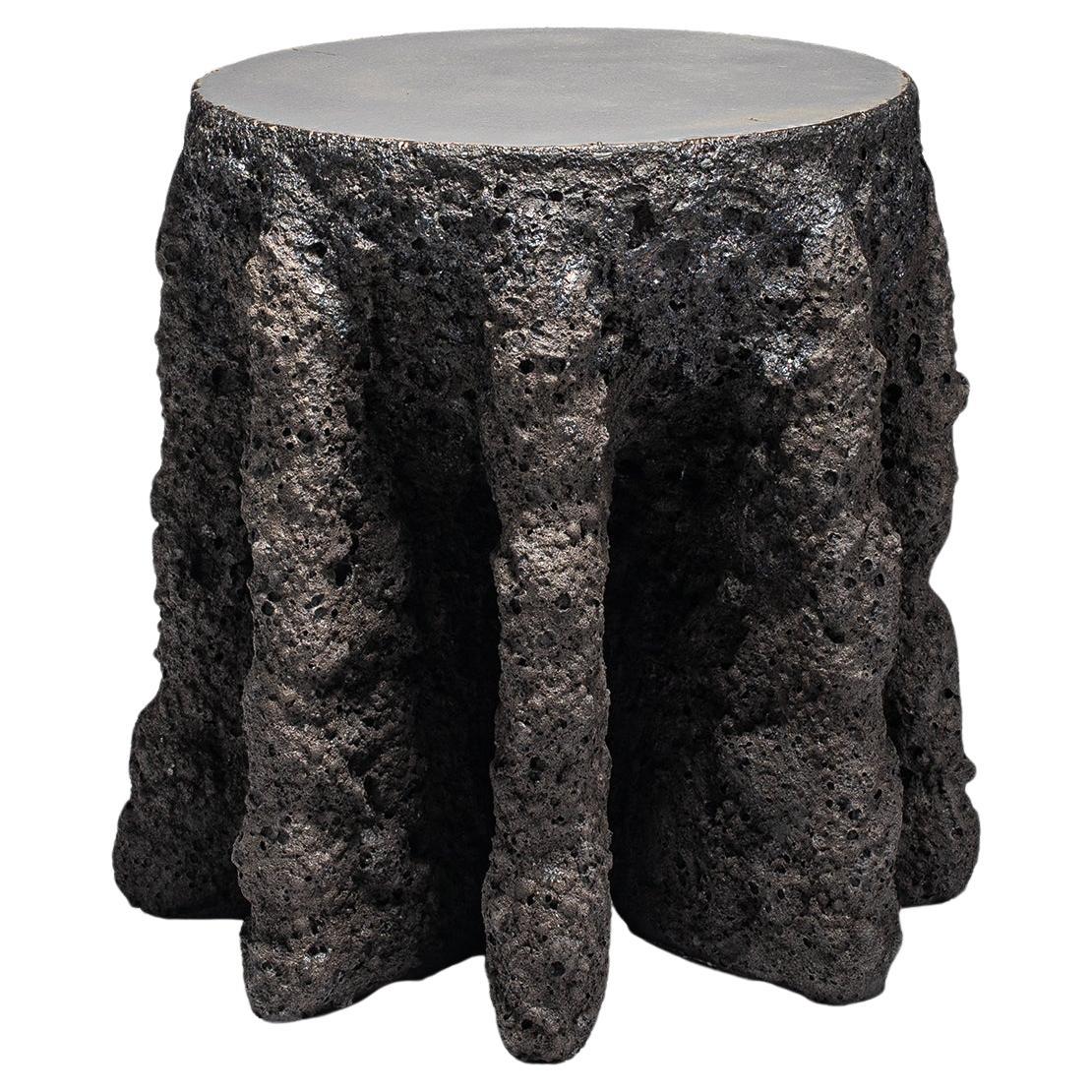 Mesa auxiliar mediana contemporánea de cerámica gris oscuro y forma rugosa de Niclas Wolf