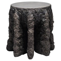 Mesa auxiliar mediana contemporánea de cerámica gris oscuro y forma rugosa de Niclas Wolf