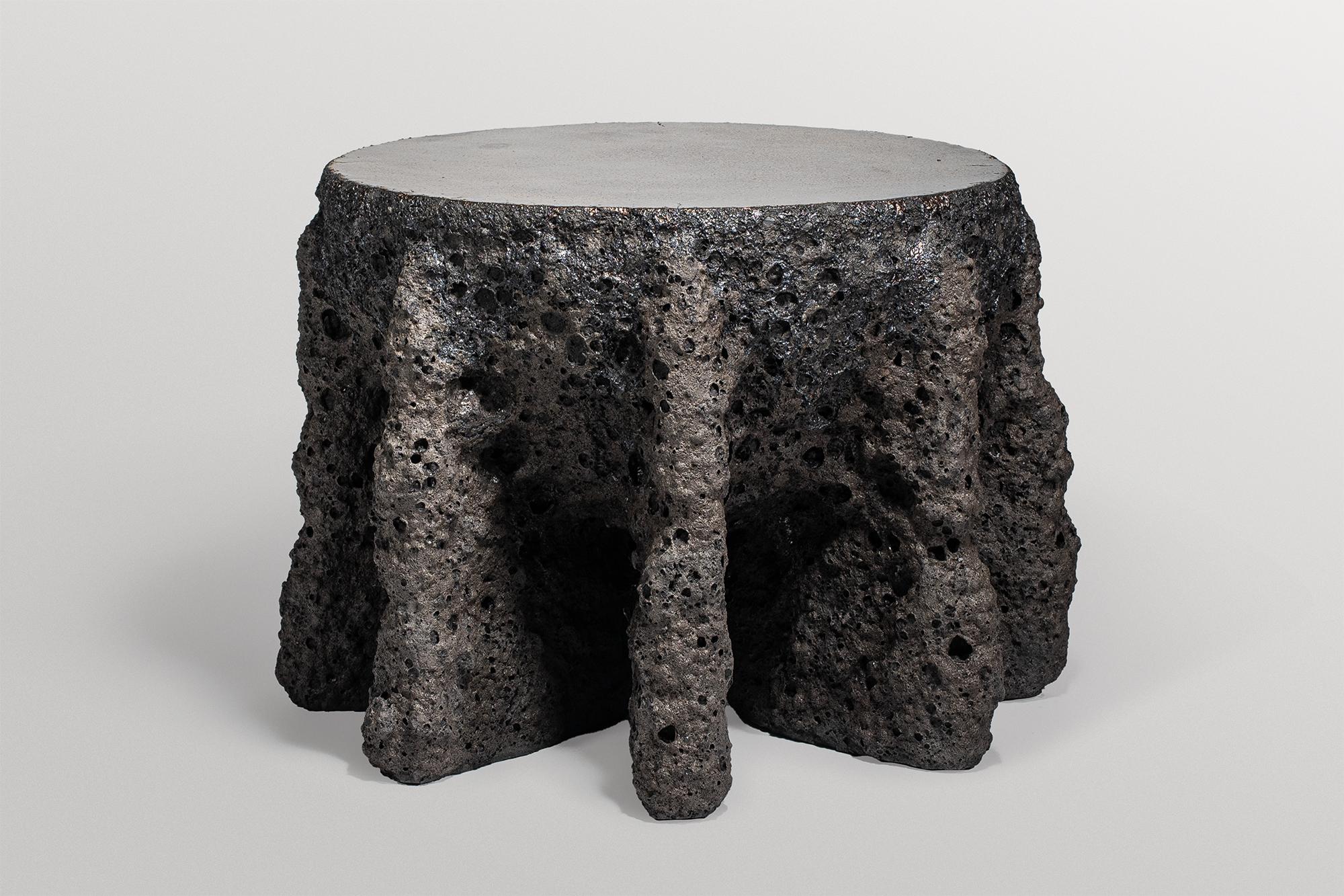 Table d'appoint Geoprimitive 134 par Niclas Wolf
Pièce unique.
Dimensions : Ø 52 x H 37 cm : Ø 52 x H 37 cm.
Matériaux : Céramique.

GEOPRIMITIVE_ est une série de dessins qui compare et relie les
Le Précambrien, la naissance de notre planète et la