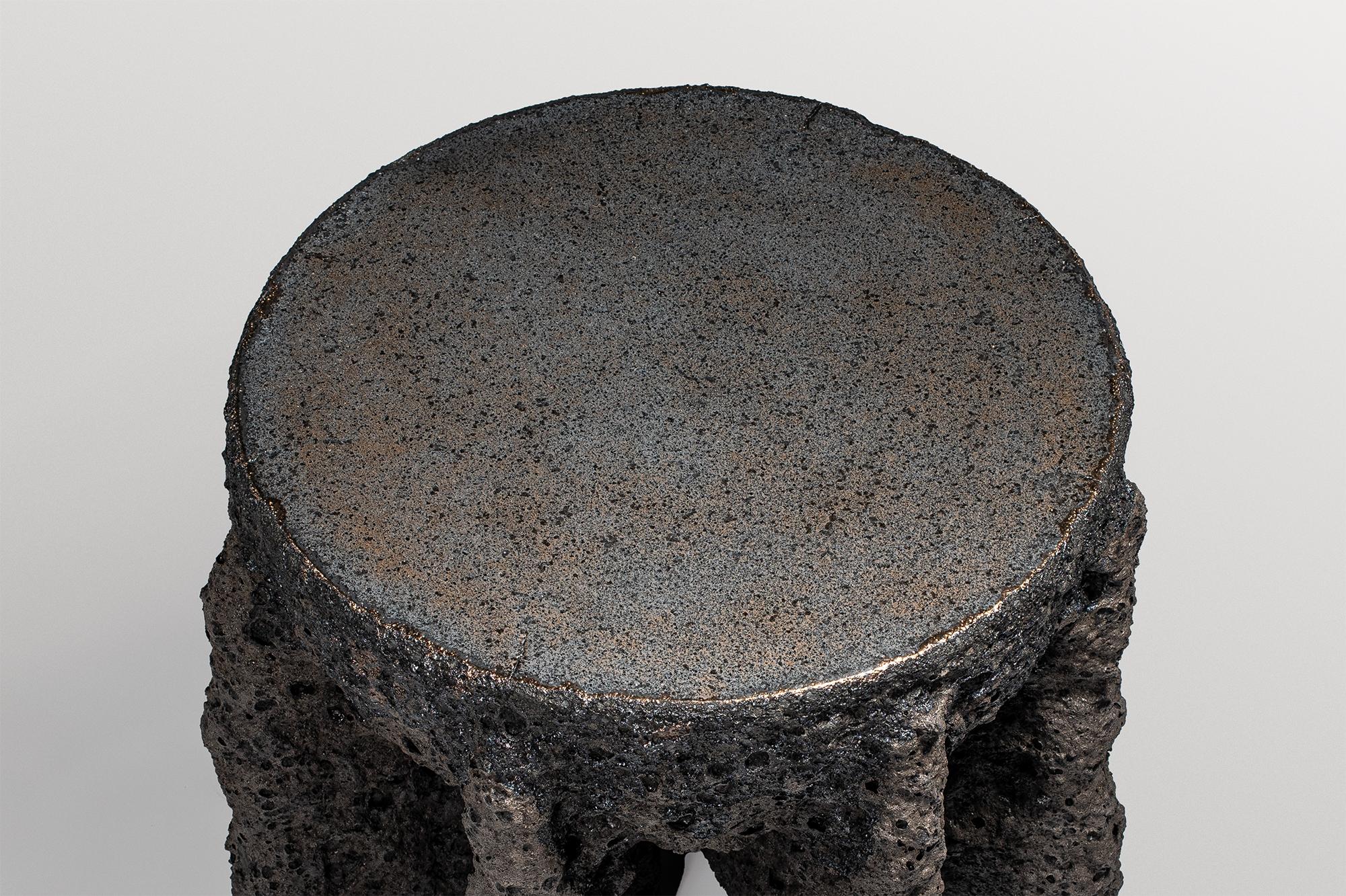 Postmoderne Table d'appoint basse contemporaine en céramique gris foncé Rough Form by Niclas Wolf en vente
