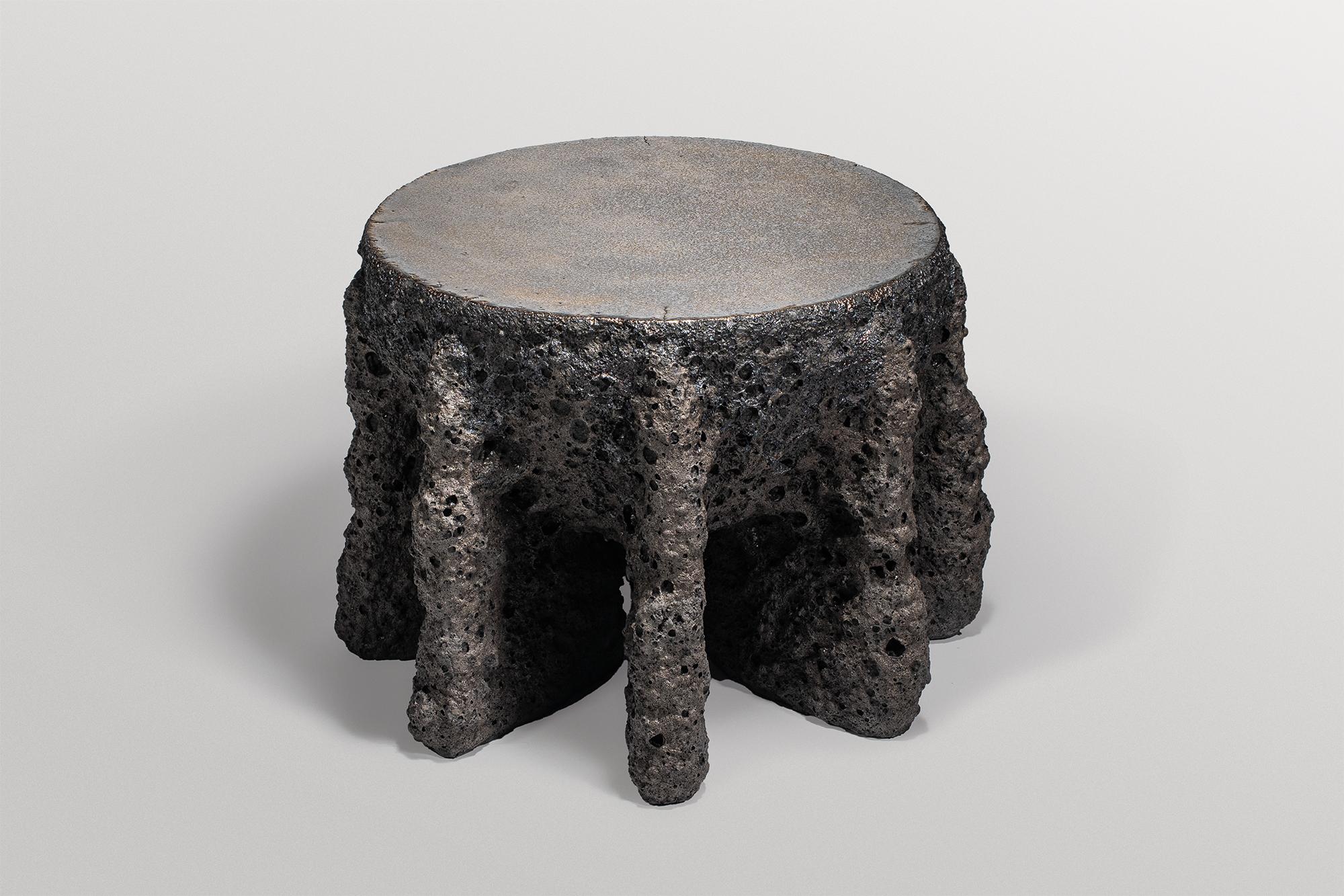 Allemand Table d'appoint basse contemporaine en céramique gris foncé Rough Form by Niclas Wolf en vente