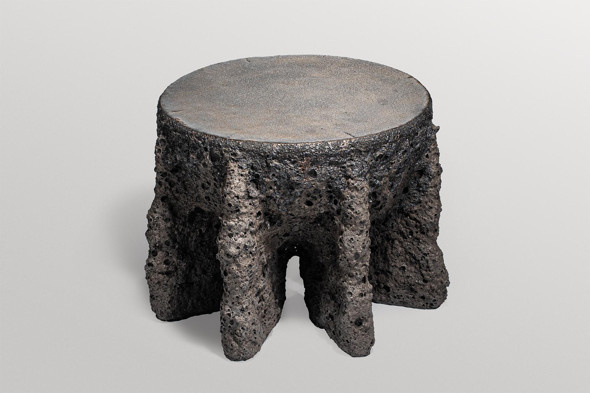 Autre Table d'appoint basse contemporaine en céramique gris foncé Rough Form by Niclas Wolf en vente