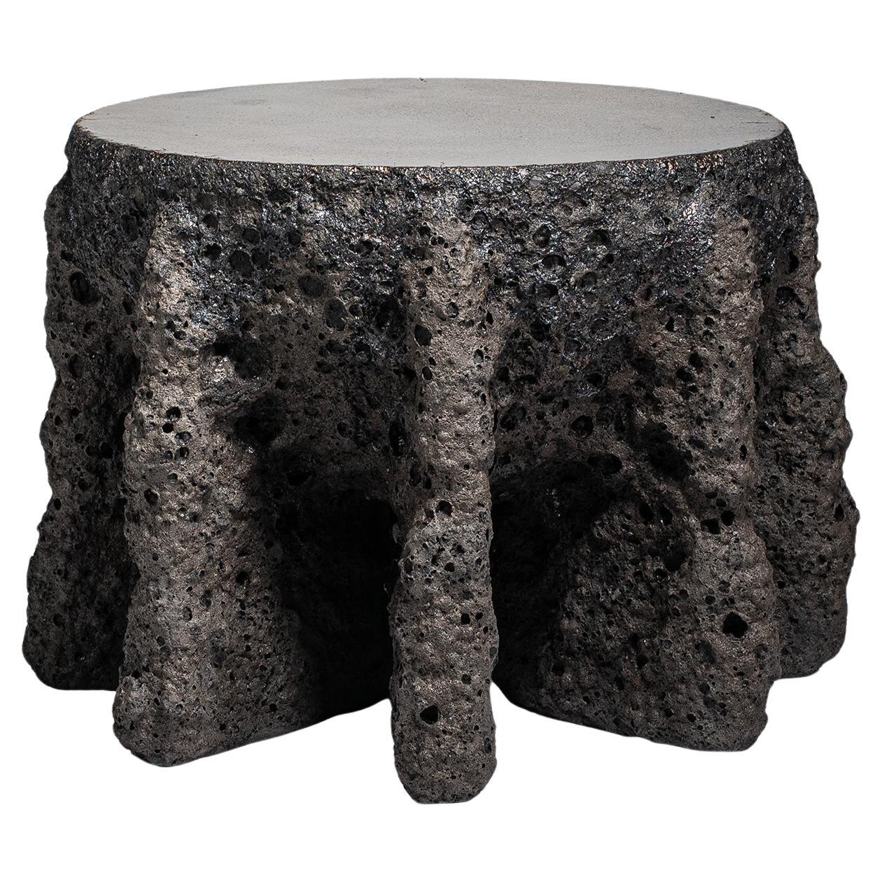 Mesa auxiliar baja contemporánea de cerámica gris oscuro y forma rugosa de Niclas Wolf