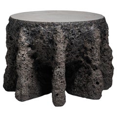Mesa auxiliar baja contemporánea de cerámica gris oscuro y forma rugosa de Niclas Wolf