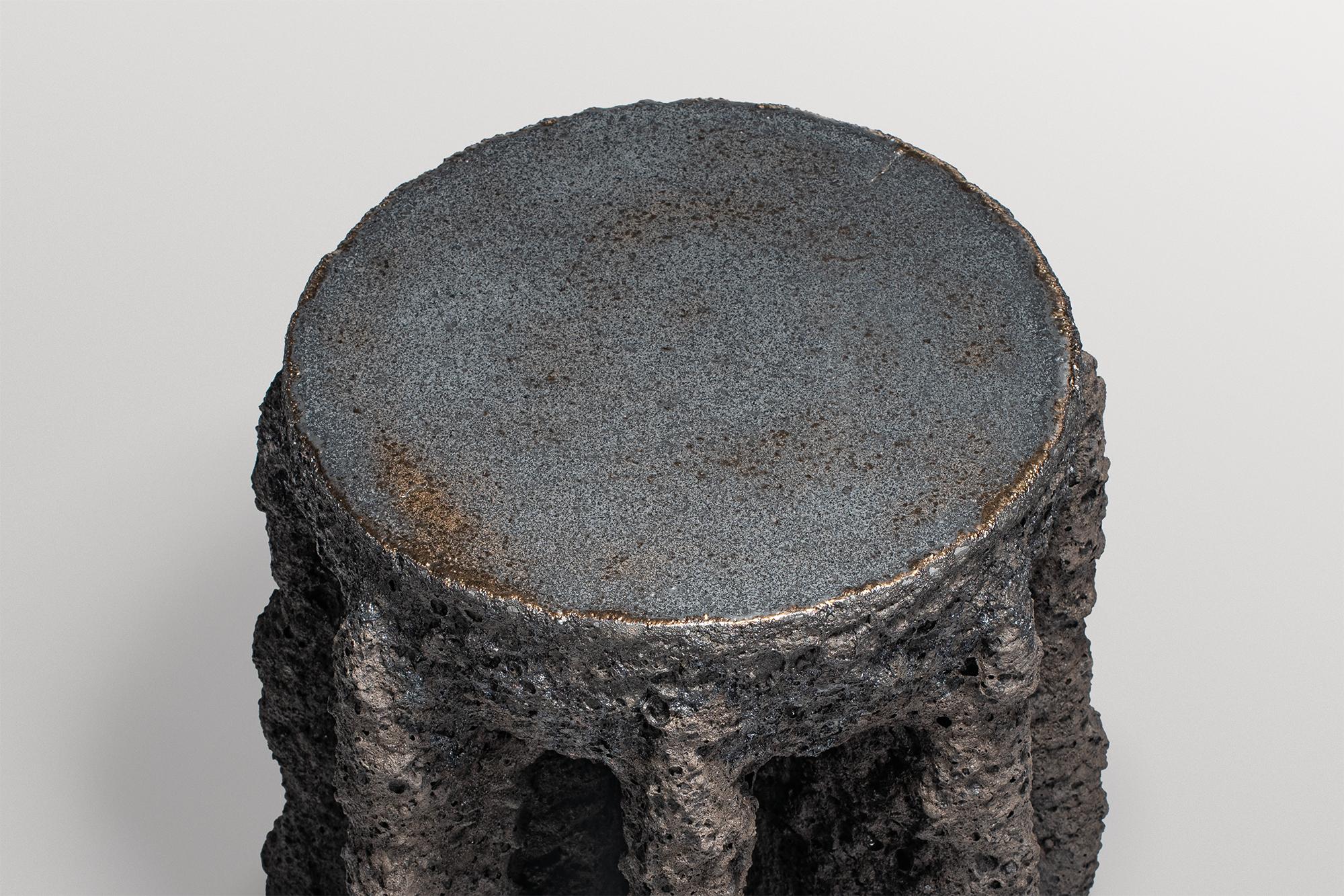 Handcrafted from Earth's Origins Organische Form, Beistelltisch aus Ton von Niclas Wolf (Postmoderne) im Angebot