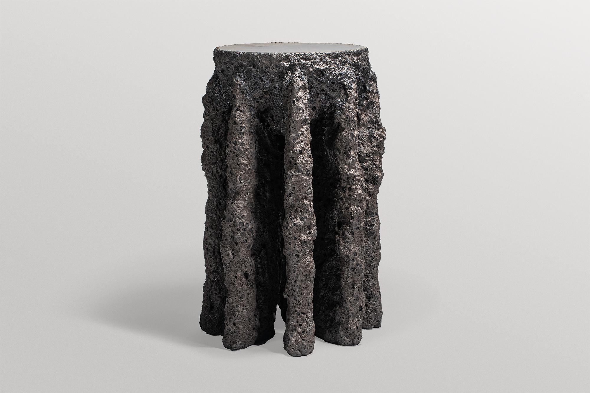 Handcrafted from Earth's Origins Organische Form, Beistelltisch aus Ton von Niclas Wolf (Deutsch) im Angebot