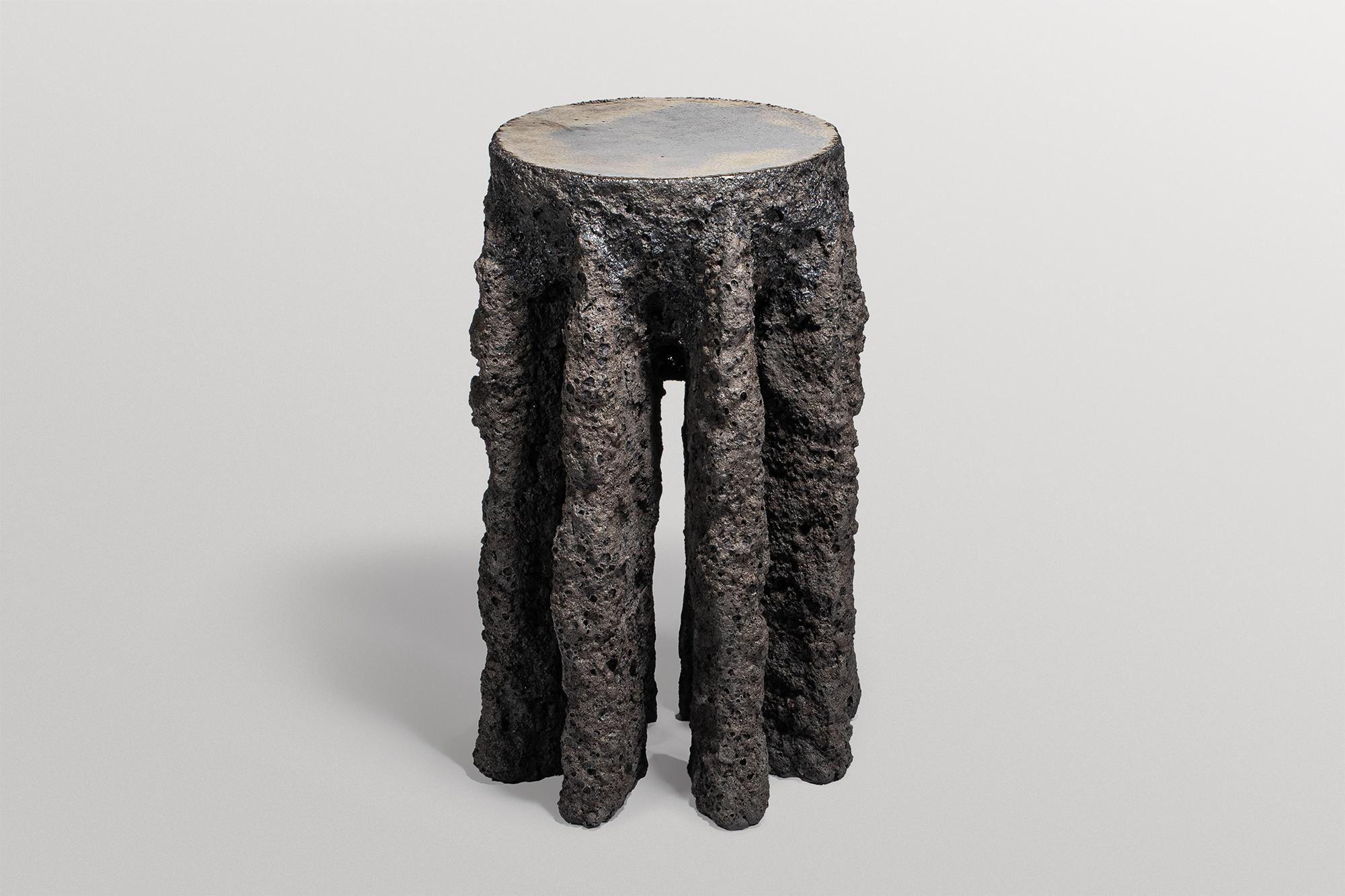 Handcrafted from Earth's Origins Organische Form, Beistelltisch aus Ton von Niclas Wolf (Sonstiges) im Angebot