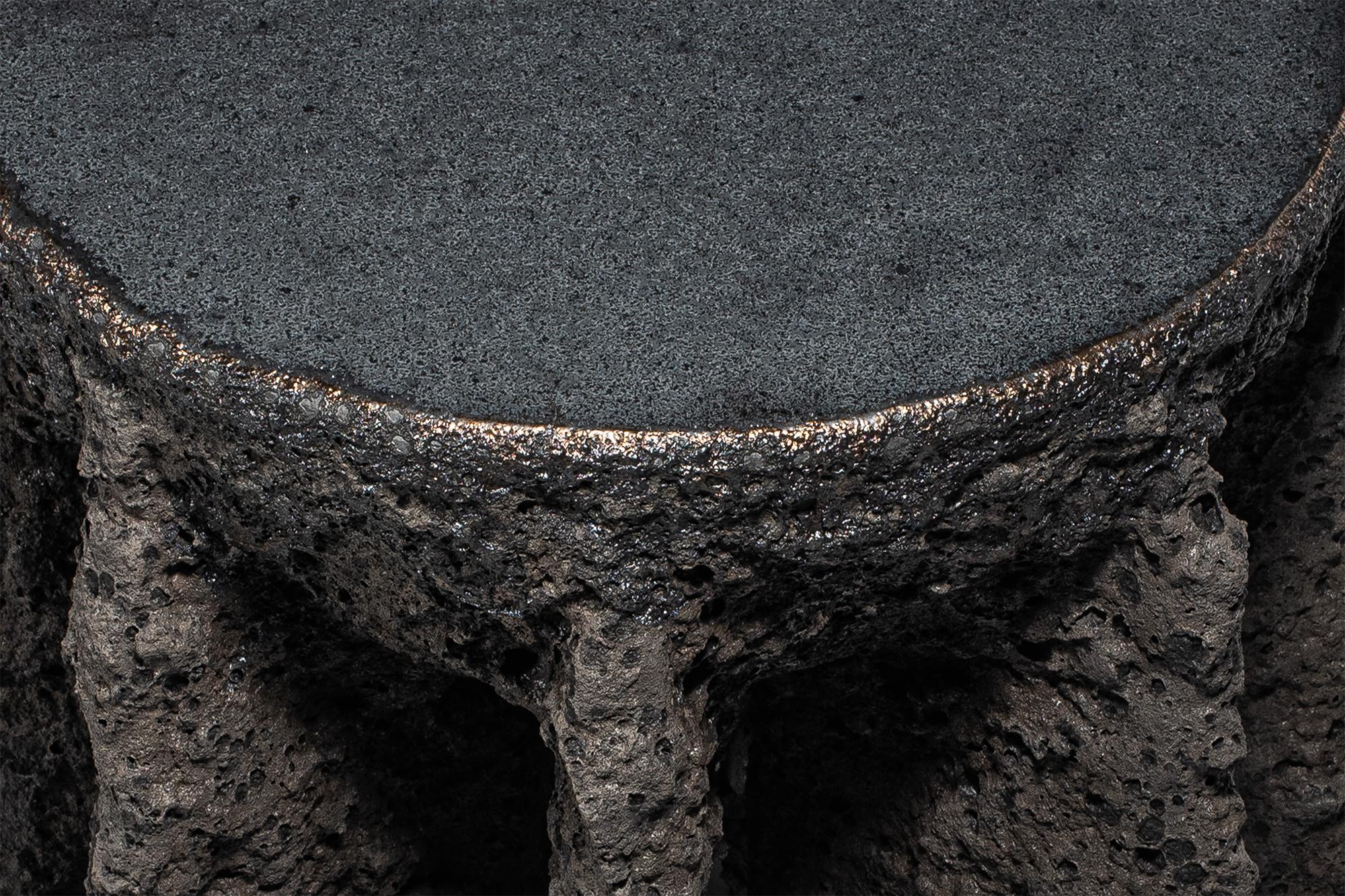 Mesa auxiliar alta contemporánea de cerámica gris oscuro y forma rugosa de Niclas Wolf Posmoderno en venta