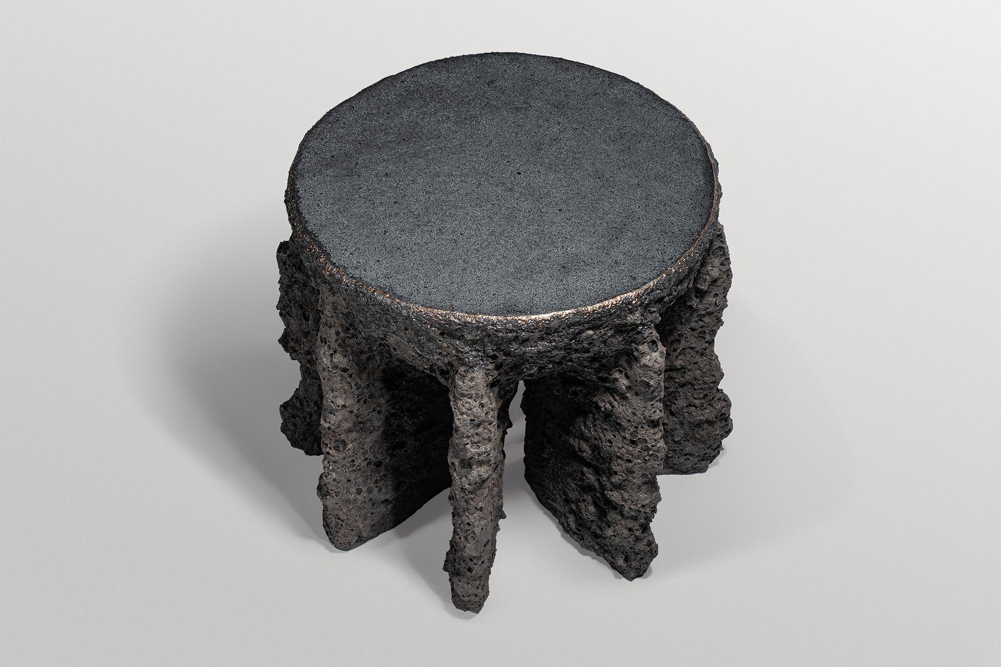 Mesa auxiliar alta contemporánea de cerámica gris oscuro y forma rugosa de Niclas Wolf Alemán en venta