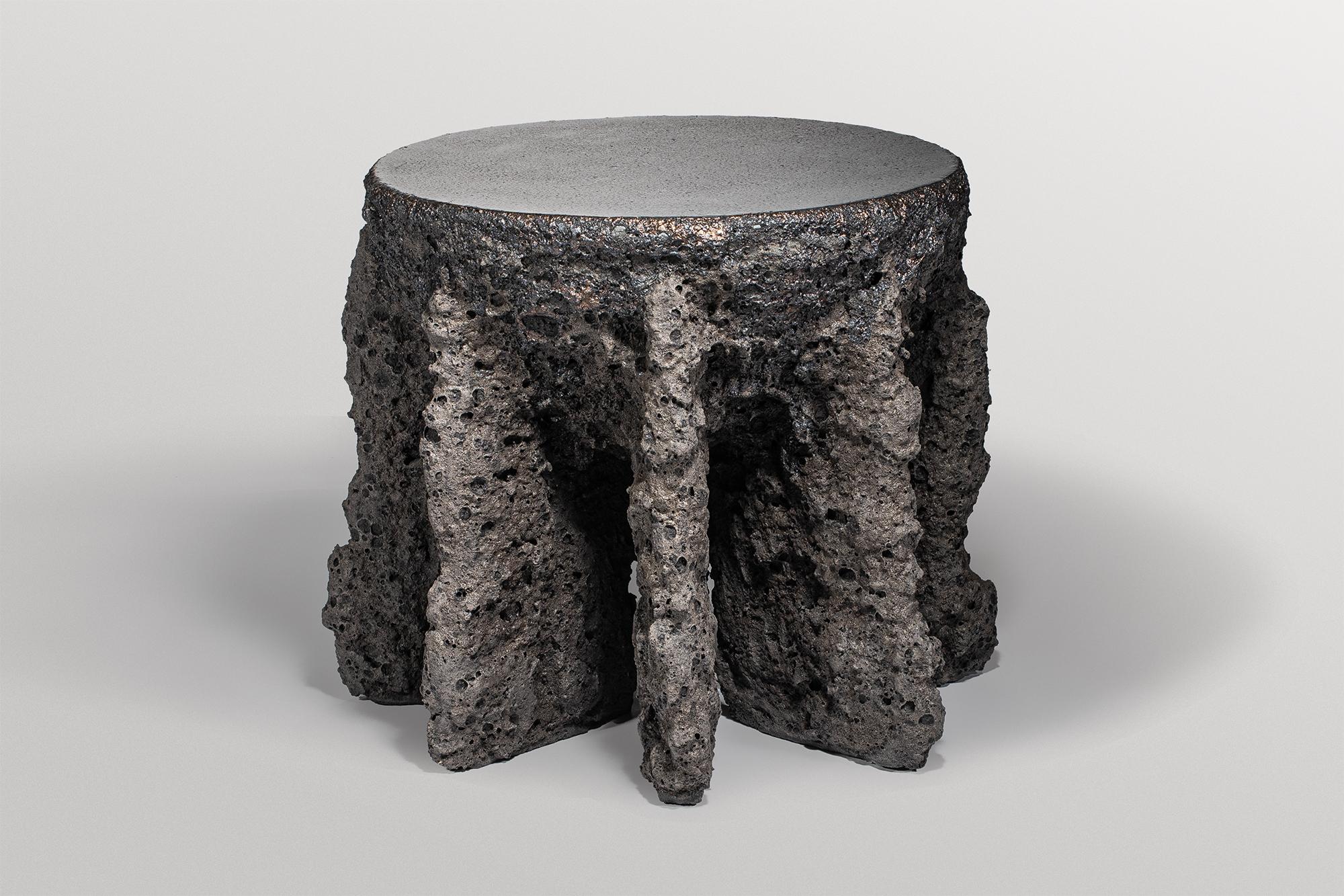 Mesa auxiliar alta contemporánea de cerámica gris oscuro y forma rugosa de Niclas Wolf Otro en venta