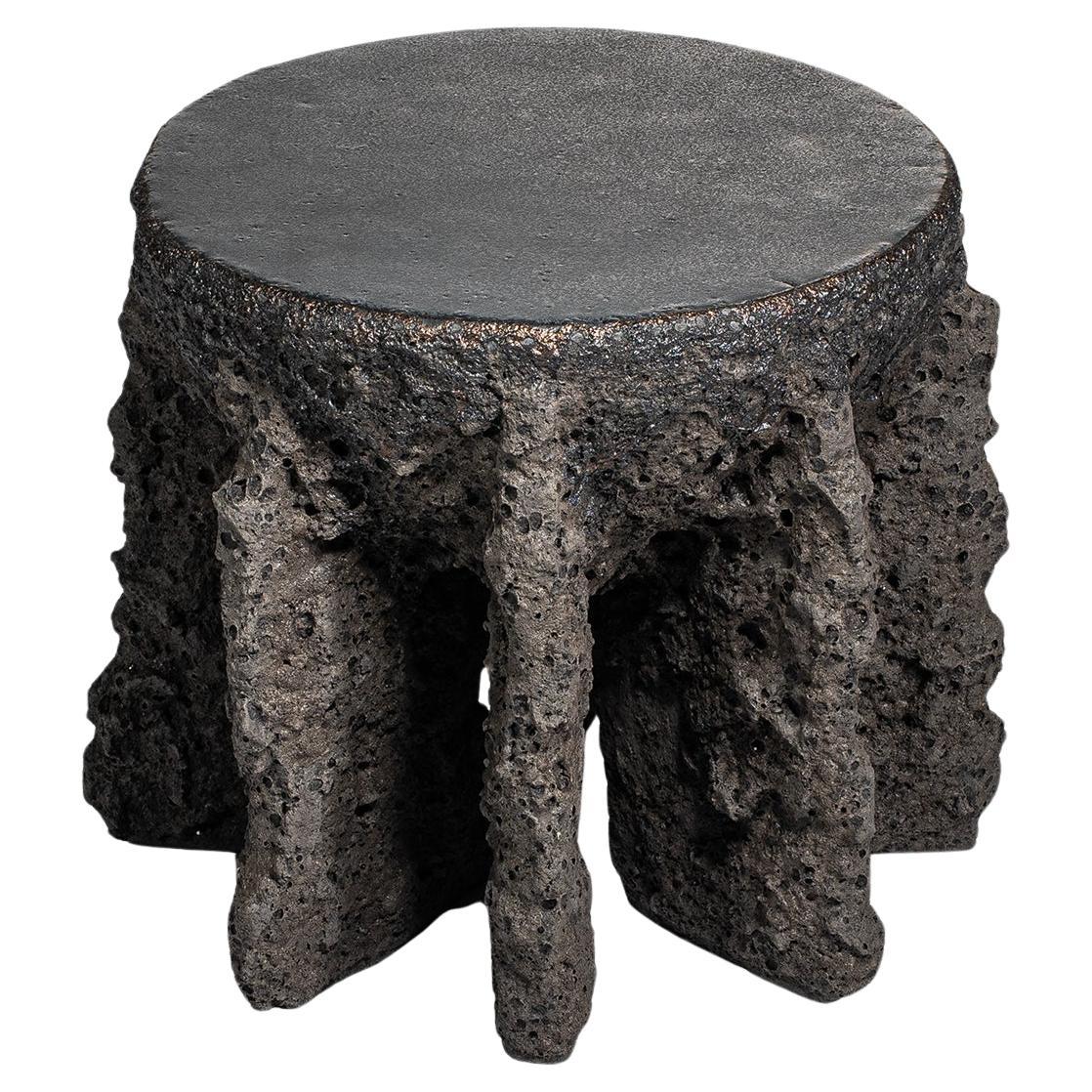 Mesa auxiliar alta contemporánea de cerámica gris oscuro y forma rugosa de Niclas Wolf en venta