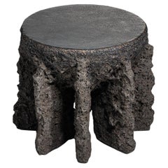 Mesa auxiliar alta contemporánea de cerámica gris oscuro y forma rugosa de Niclas Wolf