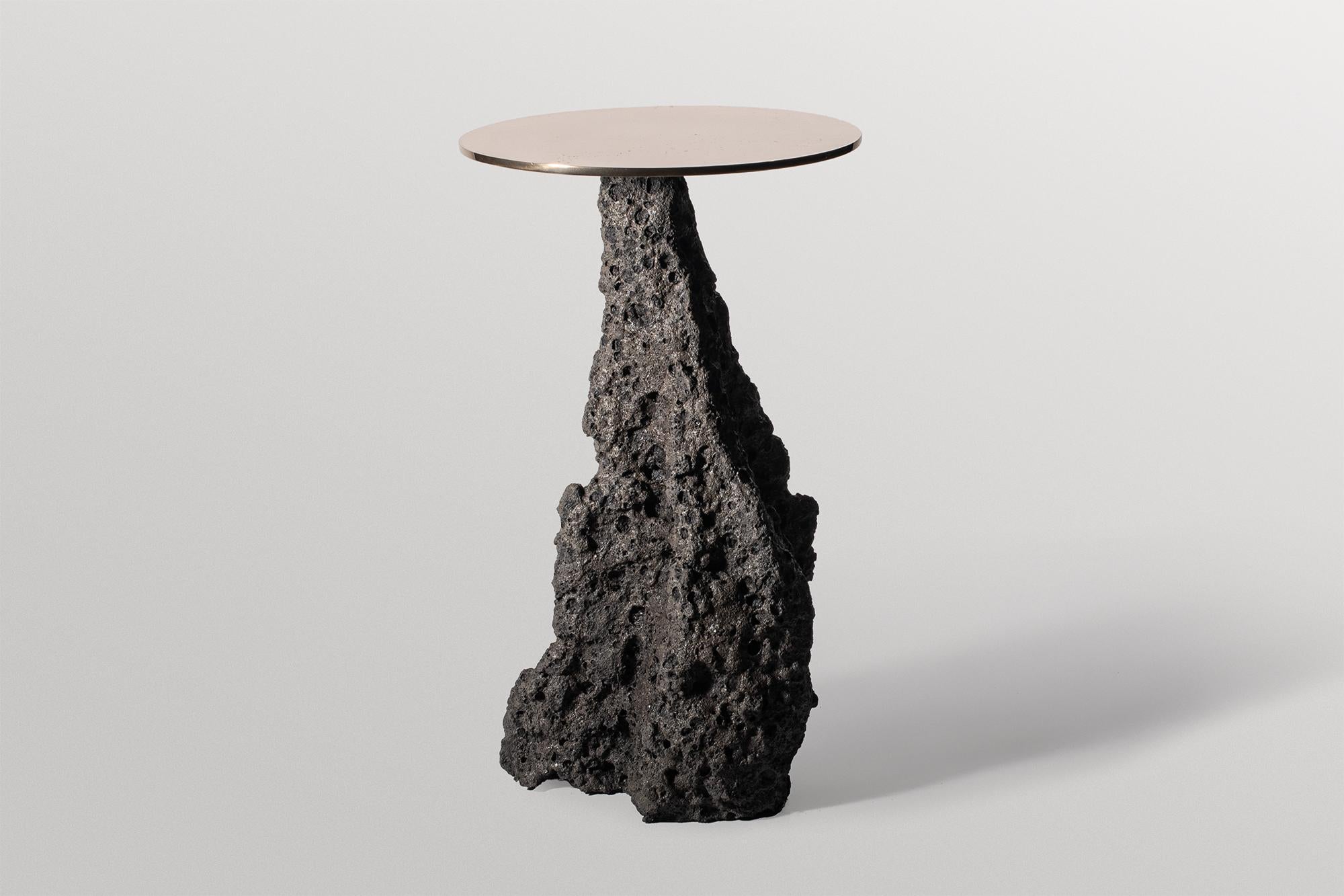 Tavolo Occasionale Geoprimitive 139 di Niclas Wolf
Un pezzo unico.
Dimensioni: H. 31 x Ø 51 cm.
Materiali: Ceramica e bronzo.

GEOPRIMITIVE_ è una serie di progetti che mettono a confronto e collegano le
Il Precambriano, la nascita del nostro