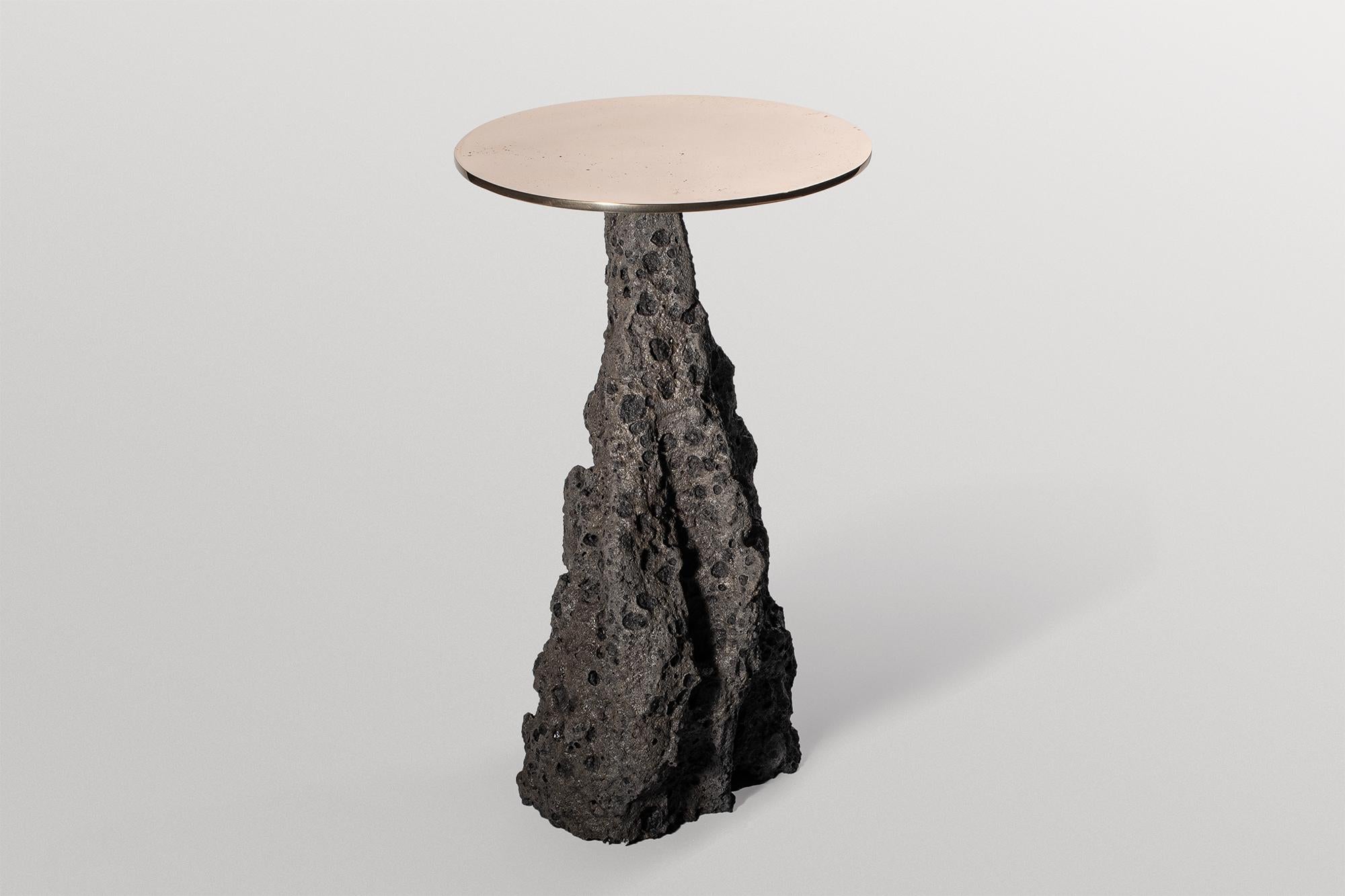Postmoderno Tavolo in argilla naturale dalla forma organica unica, piano in bronzo dorato di Niclas Wolf in vendita