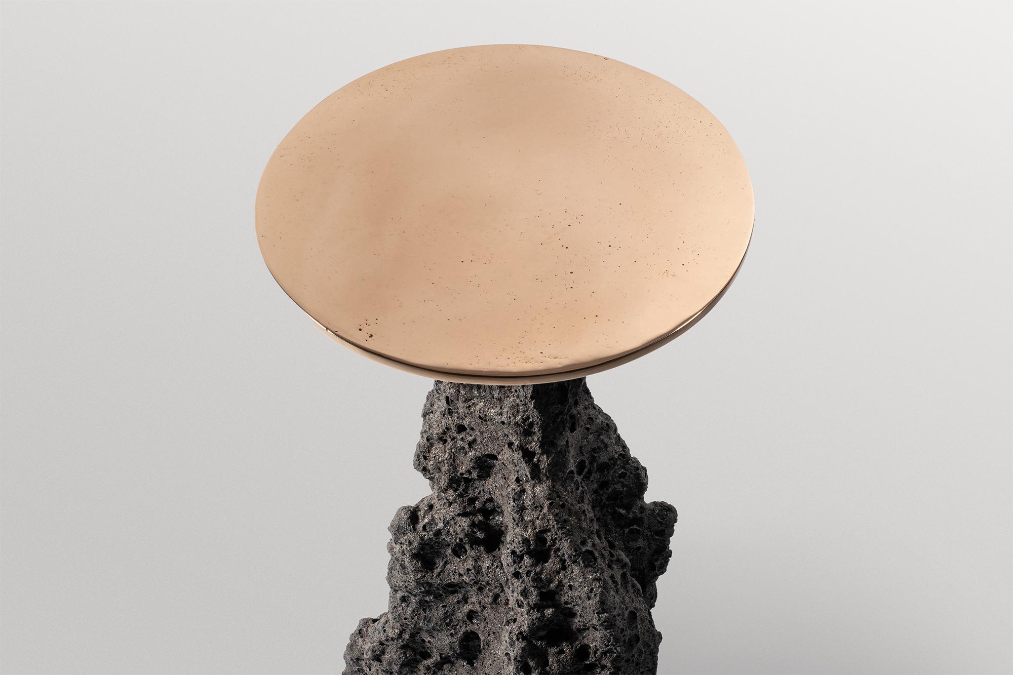 Tedesco Tavolo in argilla naturale dalla forma organica unica, piano in bronzo dorato di Niclas Wolf in vendita
