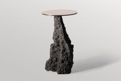 Tavolo in argilla naturale dalla forma organica unica, piano in bronzo dorato di Niclas Wolf