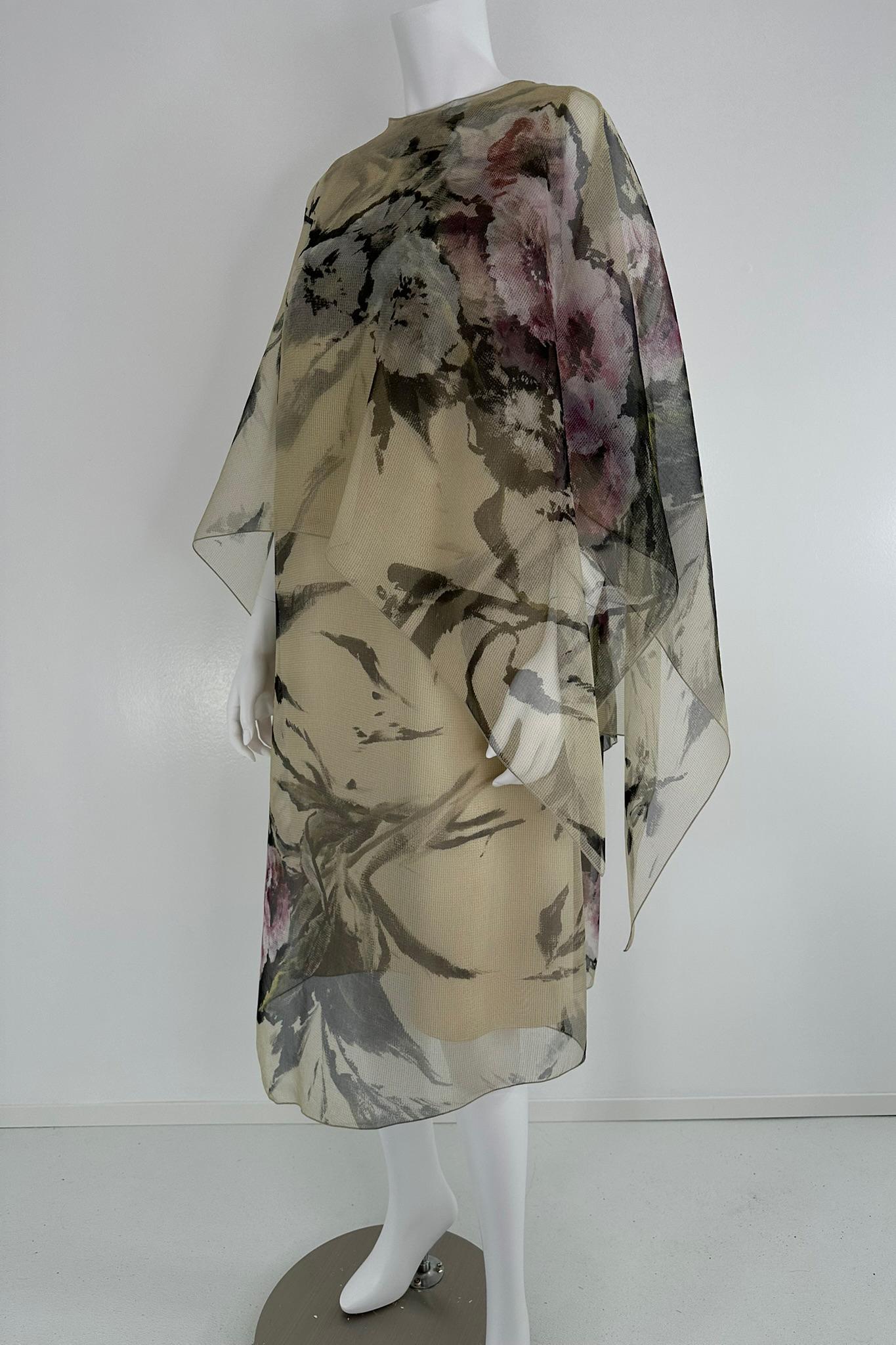 Georg et Arend Salon Privée Munich, precioso y sofisticado vestido de dos piezas de organza de seda estampada sin mangas y cuello joya con capa a juego. Perfecto para cualquier ocasión especial. El vestido de línea A sin mangas tiene escote joya, es