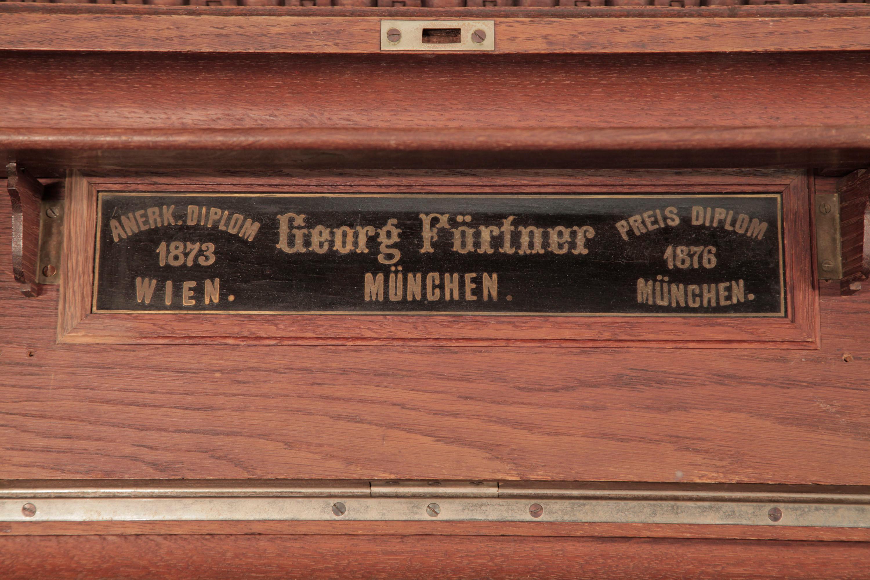 Acajou Piano droit Georg Fortner en acajou sculpté en haut-relief de Julius Bechler en vente