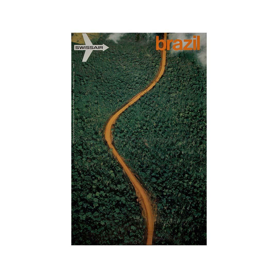 En 1972, Swissair, la aerolínea nacional de Suiza, lanzó un evocador póster de viaje diseñado para promocionar Brasil como destino cautivador. El cartel, una creación en colaboración de los diseñadores Emil Schulthess y Hans Frei, con fotografía de