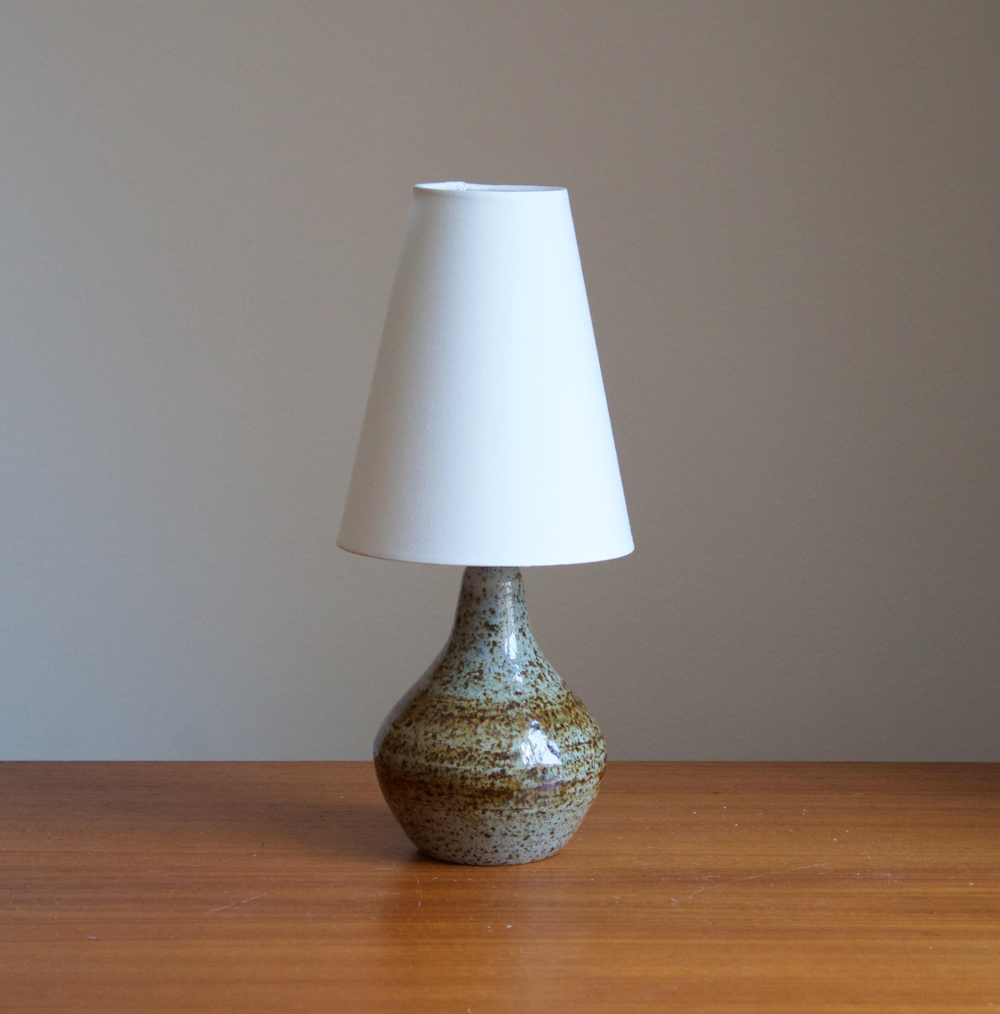 A small table lamp in glazed stoneware. Produced by Georg Hermansson (1915-1988) for his own studio 