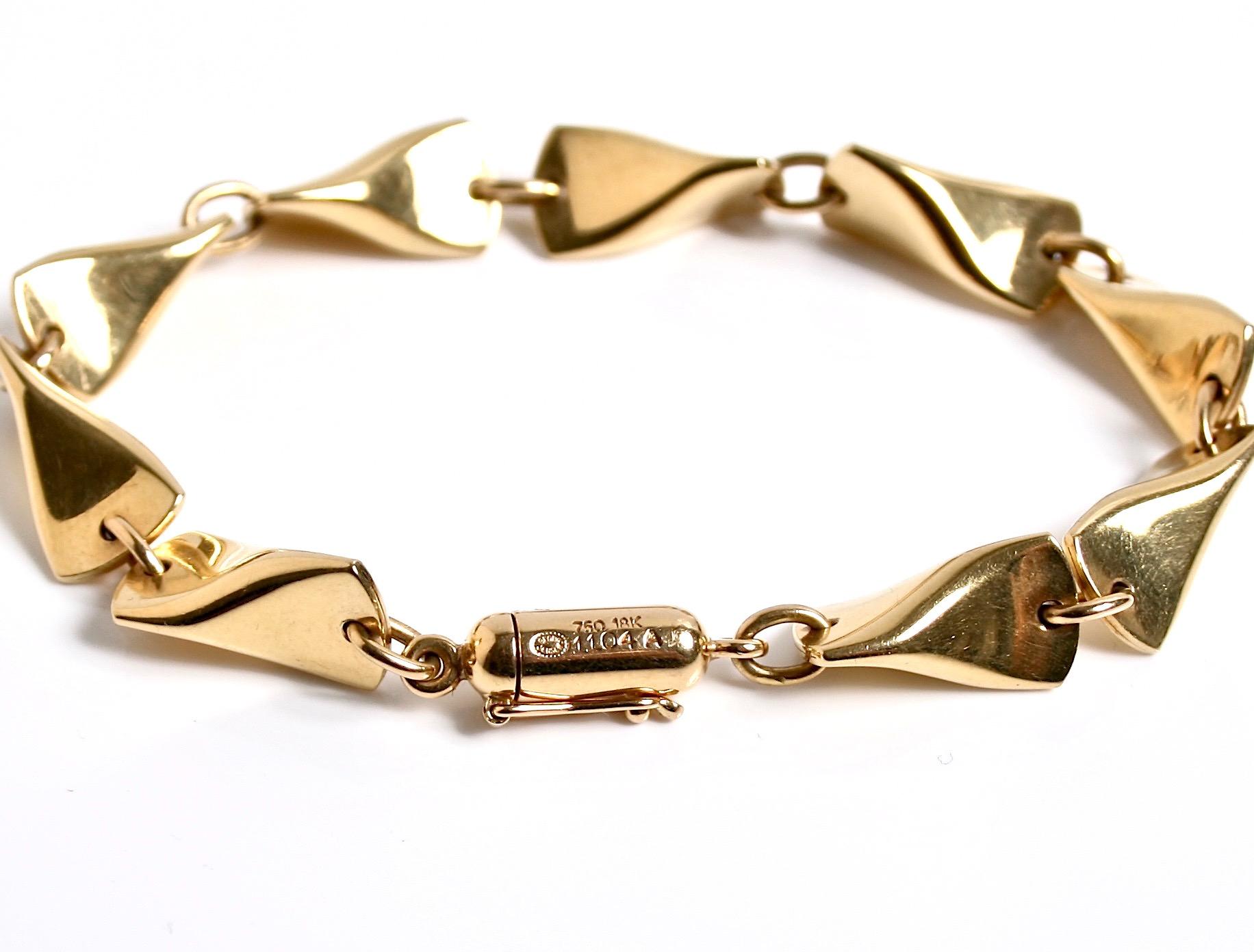 Georg Jensen 18 Karat solid Gold Butterfly Bracelet designed by Edvard Kindt Larsen Denmark c.1950
featuring early barrel clasp with safety catch
Design number 1104A
Presented in an original Georg Jensen Box
Matching Necklace available