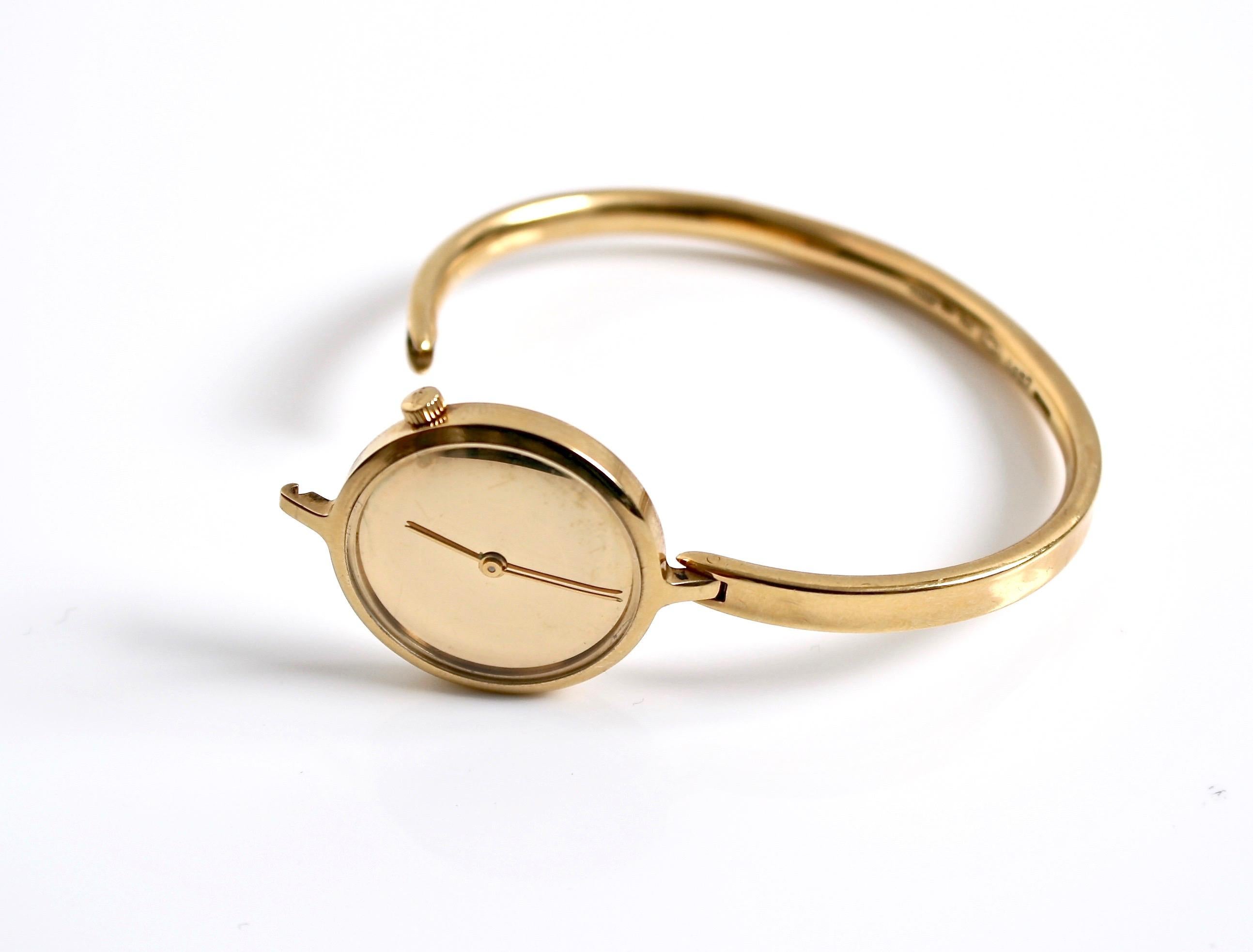 Seltene Georg Jensen massiv 18 Karat Gold Uhr Entworfen von Vivianna Torun Bulow-Hube Dänemark c1980
Glänzendes Spiegelbild mit goldenen Zeigern. Aufwickeln
Gewicht 44,73 Gramm
Fläche 2,6 cm
Innenmaß 17cm

Die Designnummer 1237 wird in der
