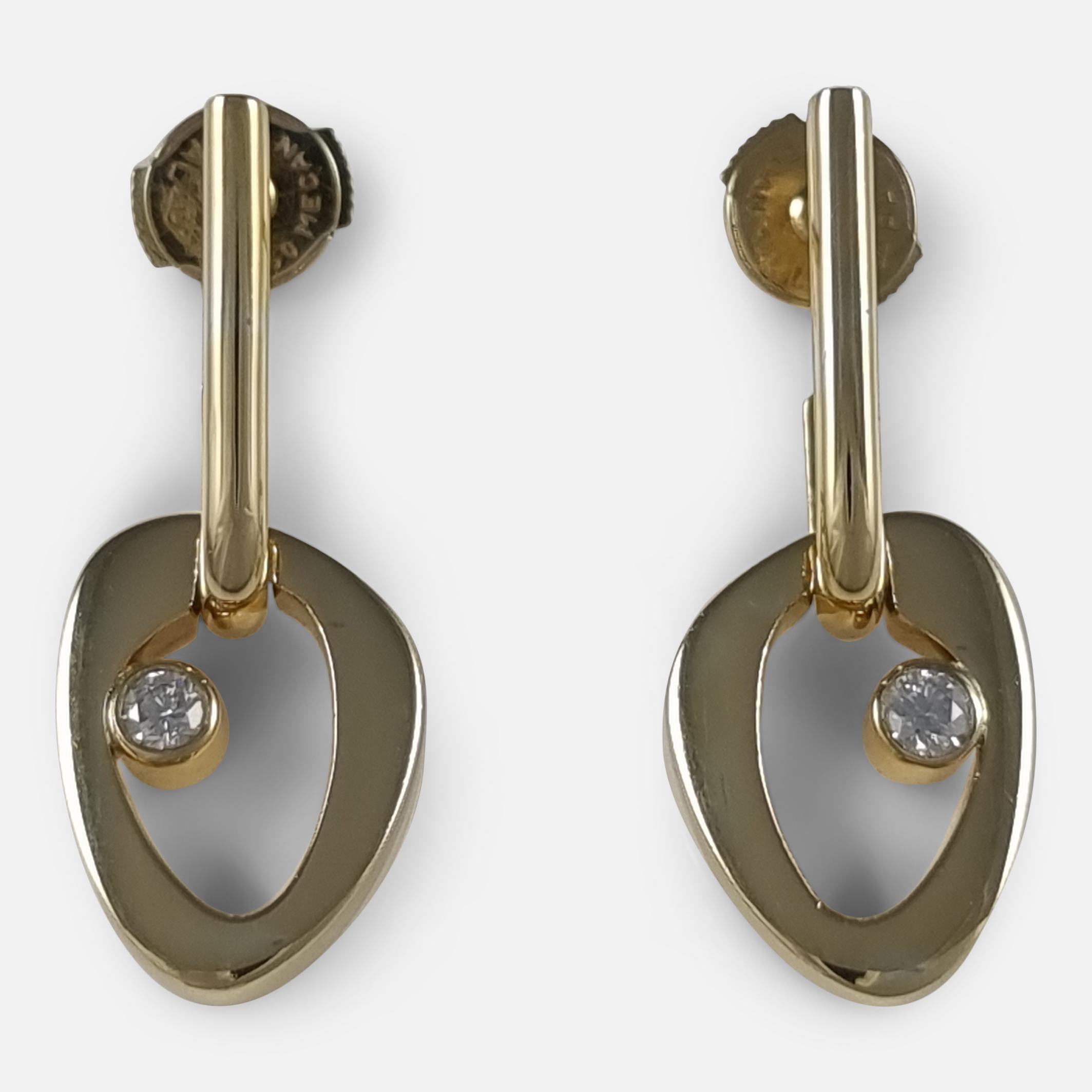Ein Paar Ohrringe aus 18-karätigem Gelbgold des frühen 21. Jahrhunderts von Lina Falkesgaard für Georg Jensen. Diese Ohrringe mit dem Markenzeichen von Georg Jensen bestechen durch ihr schlichtes Design und ihre dezenten Diamantverzierungen.

 - •