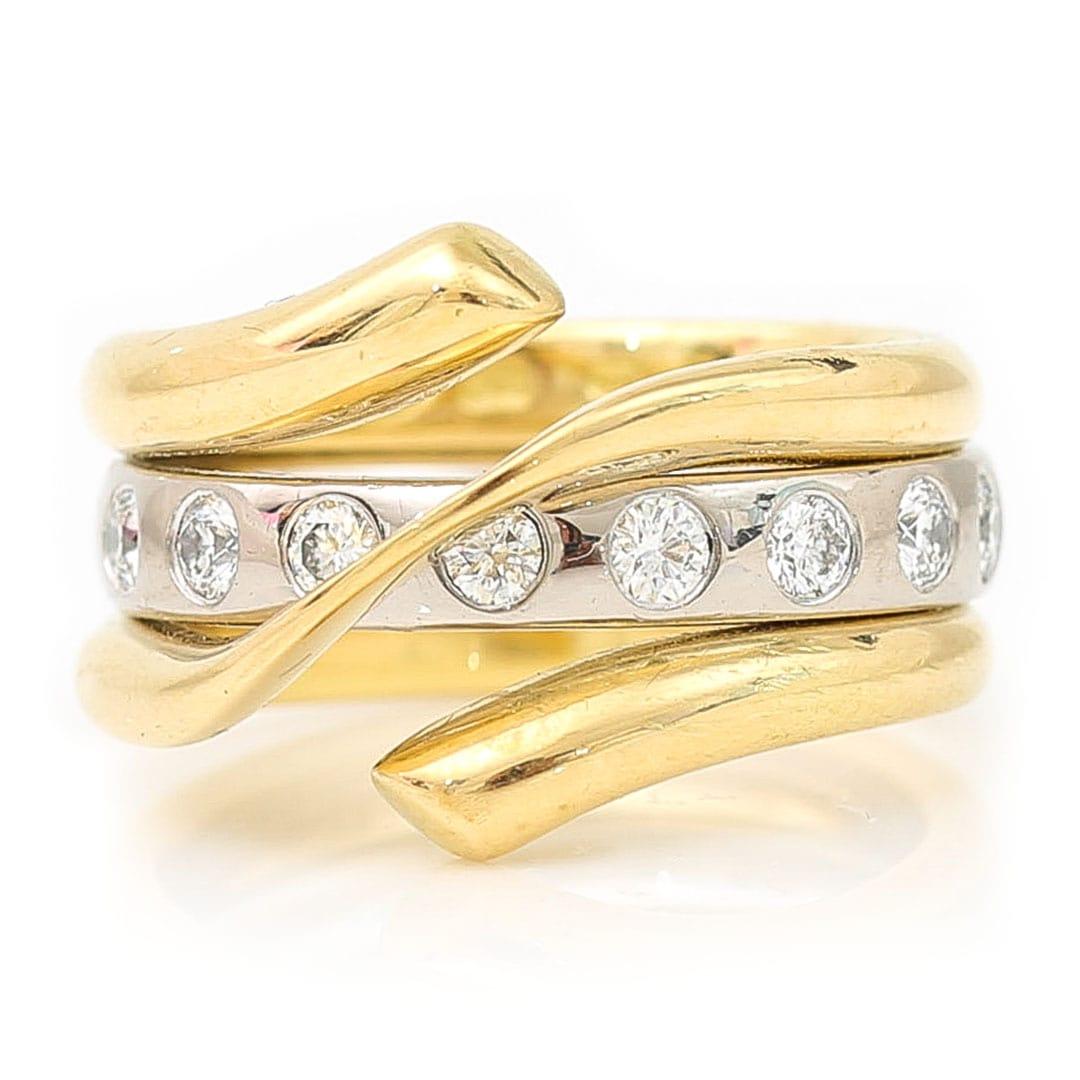 Ein atemberaubender, gebrauchter Magic-Ring aus 18 Karat Weißgold aus dem renommierten skandinavischen Designhaus Georg Jensen, entworfen von Regitz Overgaard. Der Ring besteht aus zwei Teilen. Das innere D-förmige Diamantband, besetzt mit neun
