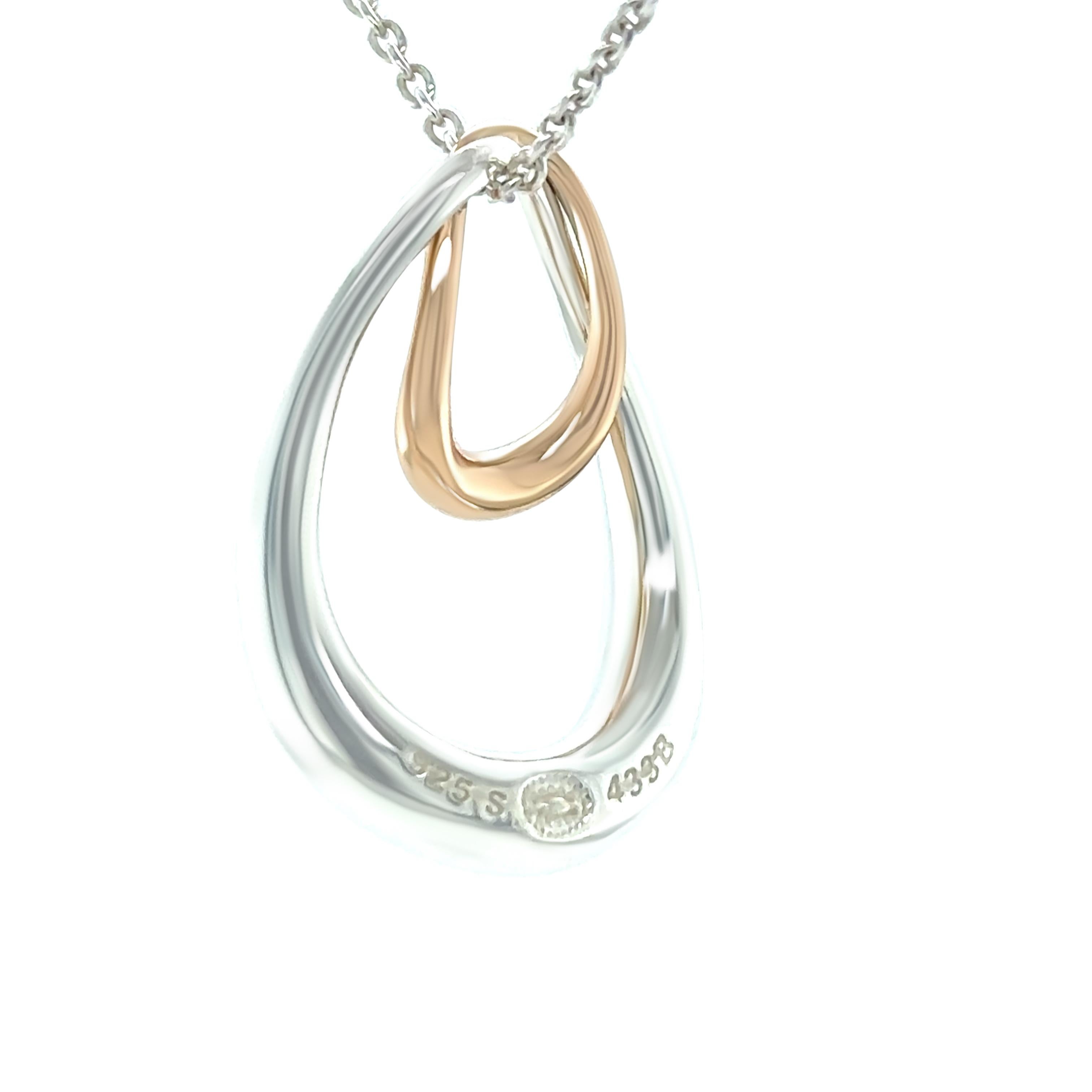 Questa elegante collana Georg Jensen Offspring è caratterizzata da un ciondolo splendidamente scolpito in argento sterling e oro rosa 18ct, che simboleggia il legame unico tra i propri cari. Con un peso di 6,22 grammi, il design riflette