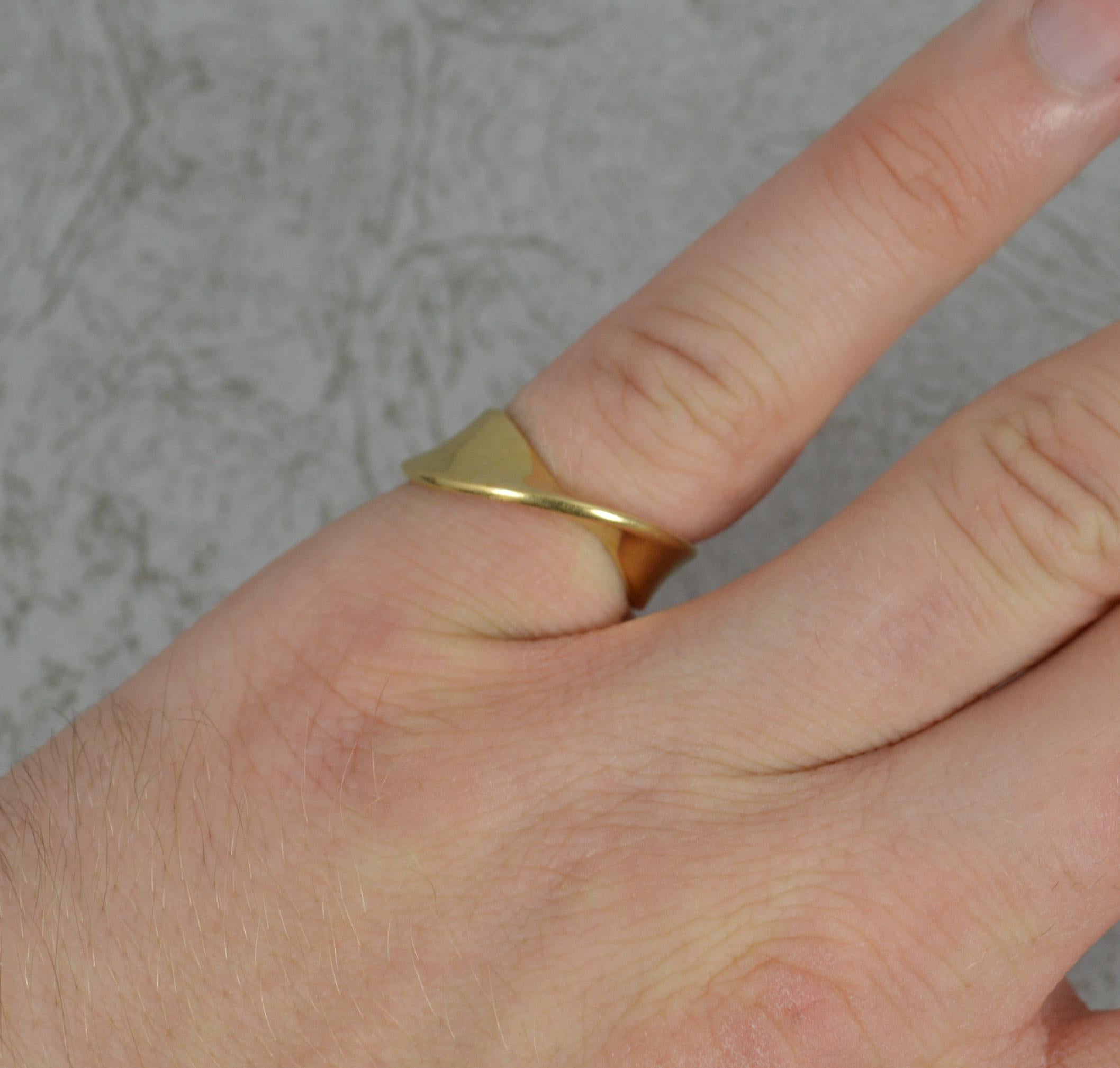 Georg Jensen solid 18 carat yellow gold torun band. Simple and stylish example of twist design. 7.5mm wide band to front. Part of the Torun range, number 900.

CONDITION ; Excellent. Crisp design. Clean. Clear hallmarks. Please view